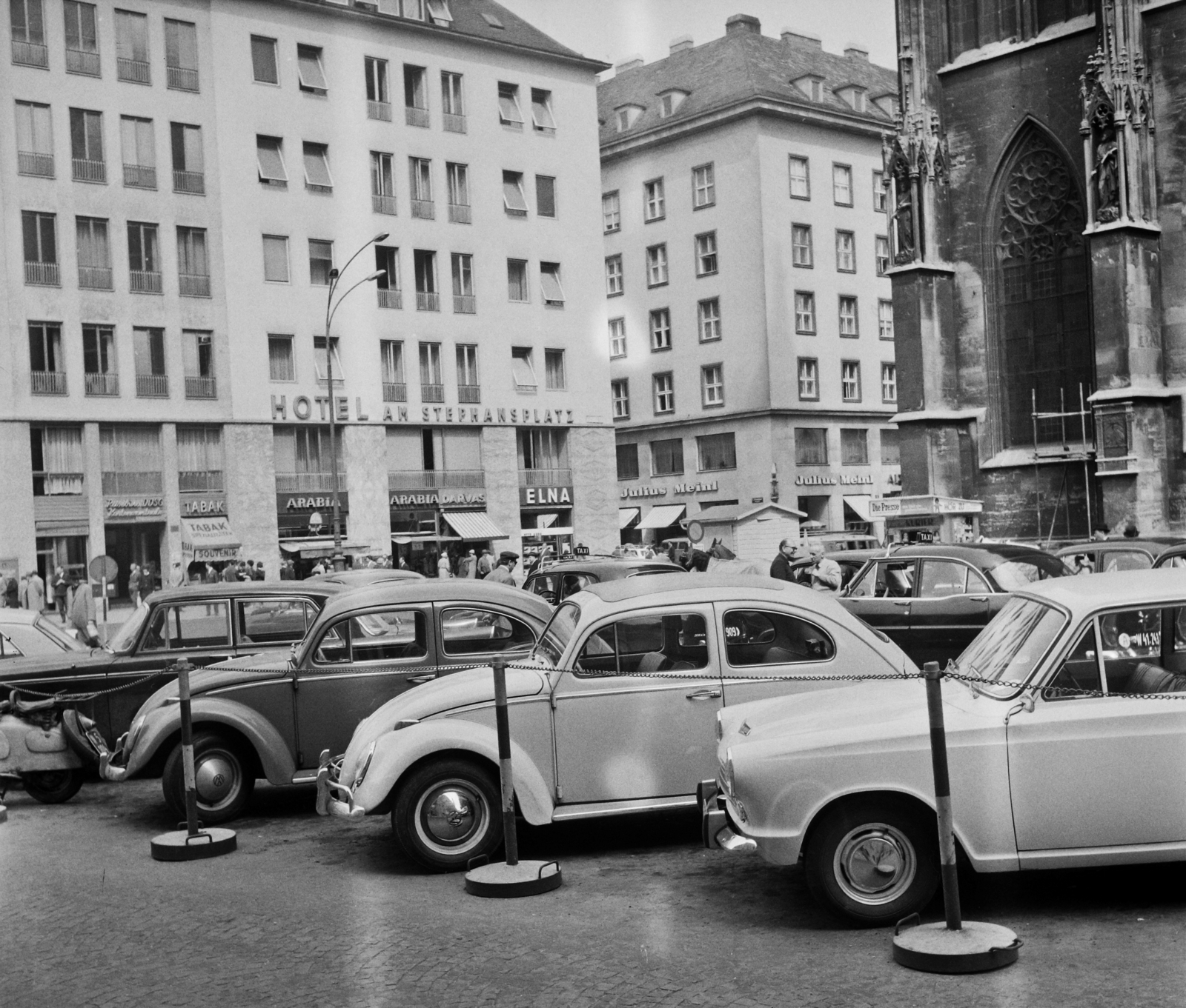 Austria, Vienna, Stephansplatz, jobbra a Stephansdom / Szent István-székesegyház., 1963, Bauer Sándor, Volkswagen-brand, Volkswagen Beetle, Fortepan #109366