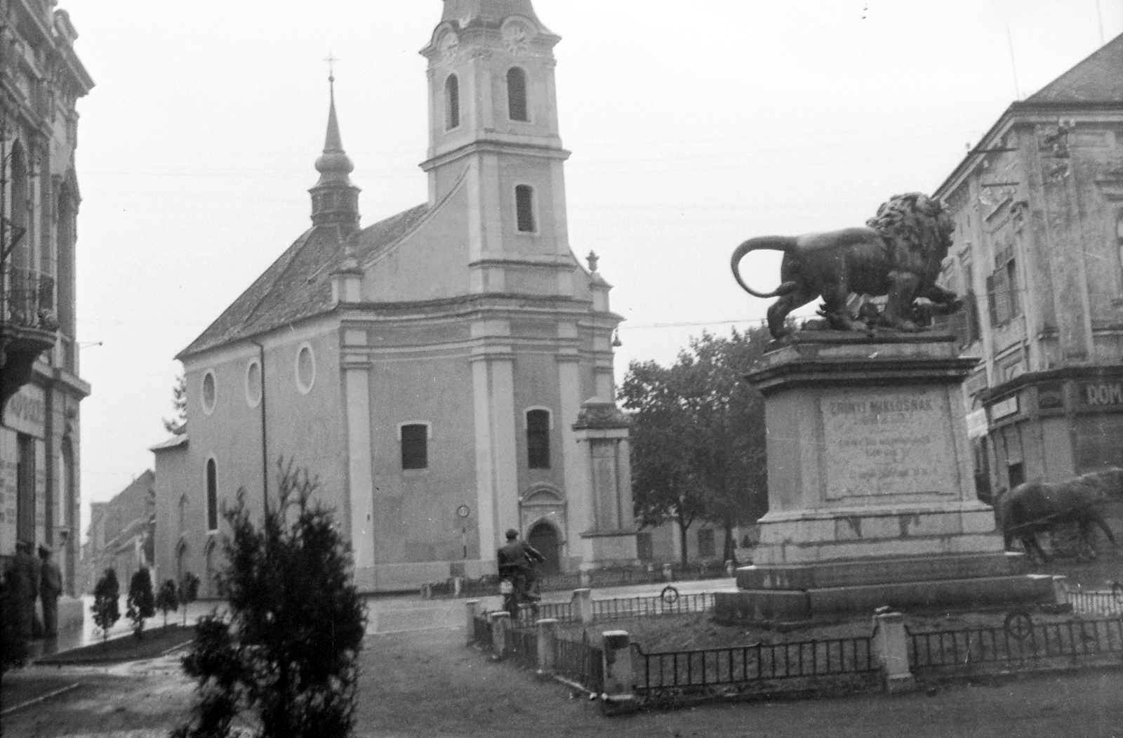 Hungary, Szigetvár, Zrínyi tér a Szent Rókus templom és az Oroszlán-szobor., 1950, Gyöngyi, lion, stone lion, Fortepan #10939