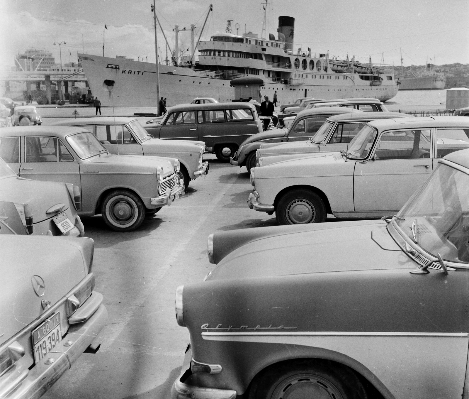 Greece, Athens, Pireusz, kikötő., 1964, Bauer Sándor, Volkswagen-brand, Volkswagen Beetle, Fortepan #109395