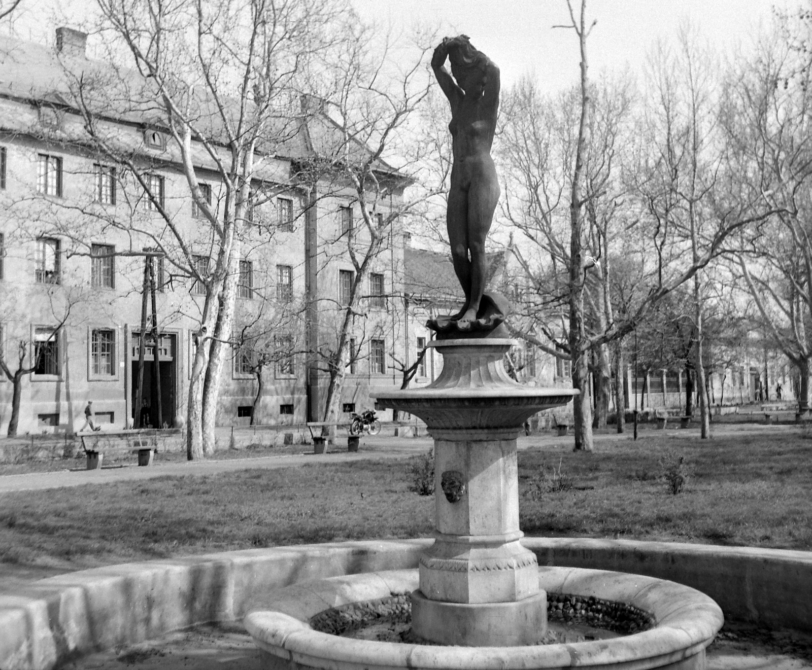 Hungary, Nyíregyháza, Benczúr tér. Vénusz születése (bronzmásolat) Kisfaludi Strobl Zsigmond alkotása., 1962, Gyöngyi, fountain, sculpture, nude figure, Fortepan #10940