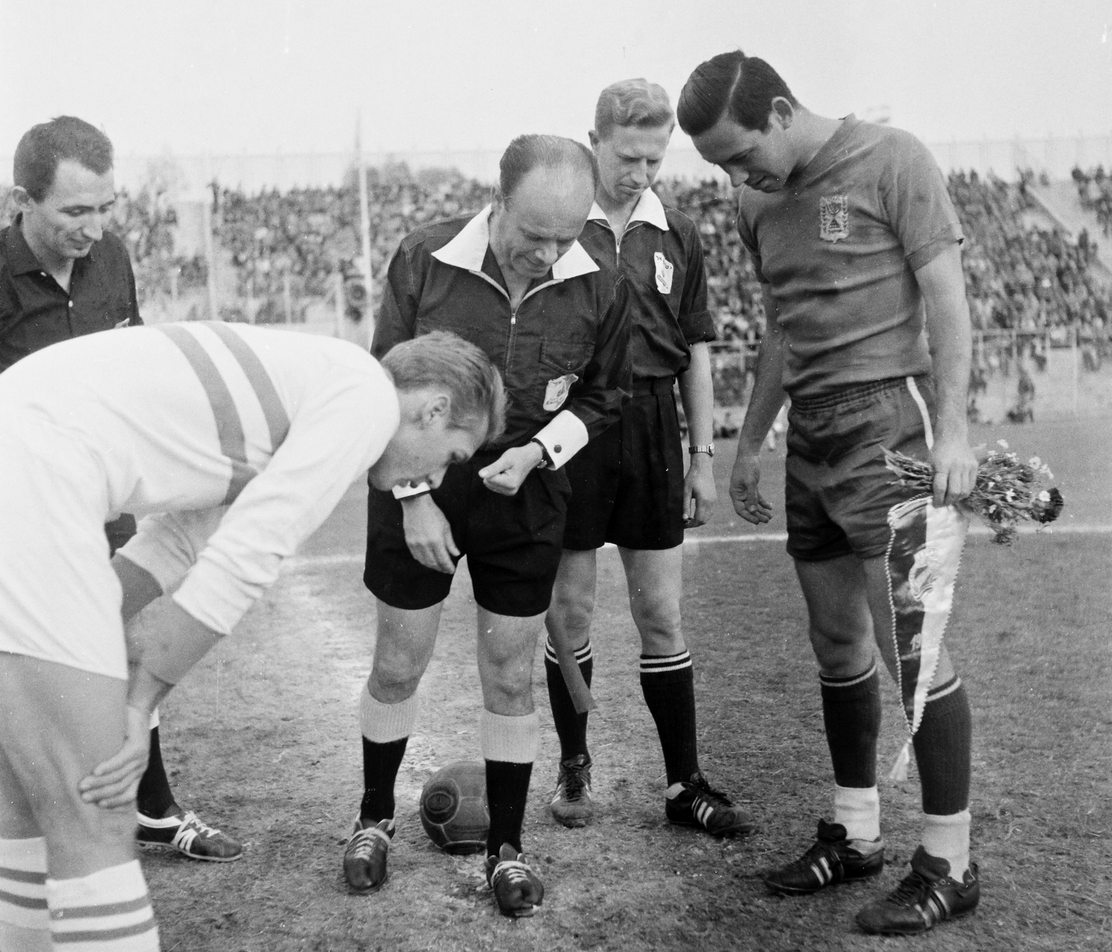 Israel, Tel Aviv-Yafo, a felvétel az Izraeli olimpiai válogatott - MTK 1:1 (0:0) barátságos labdarúgómérkőzésen 1964. március 10-én készült., 1964, Bauer Sándor, football, referee, Fortepan #109437