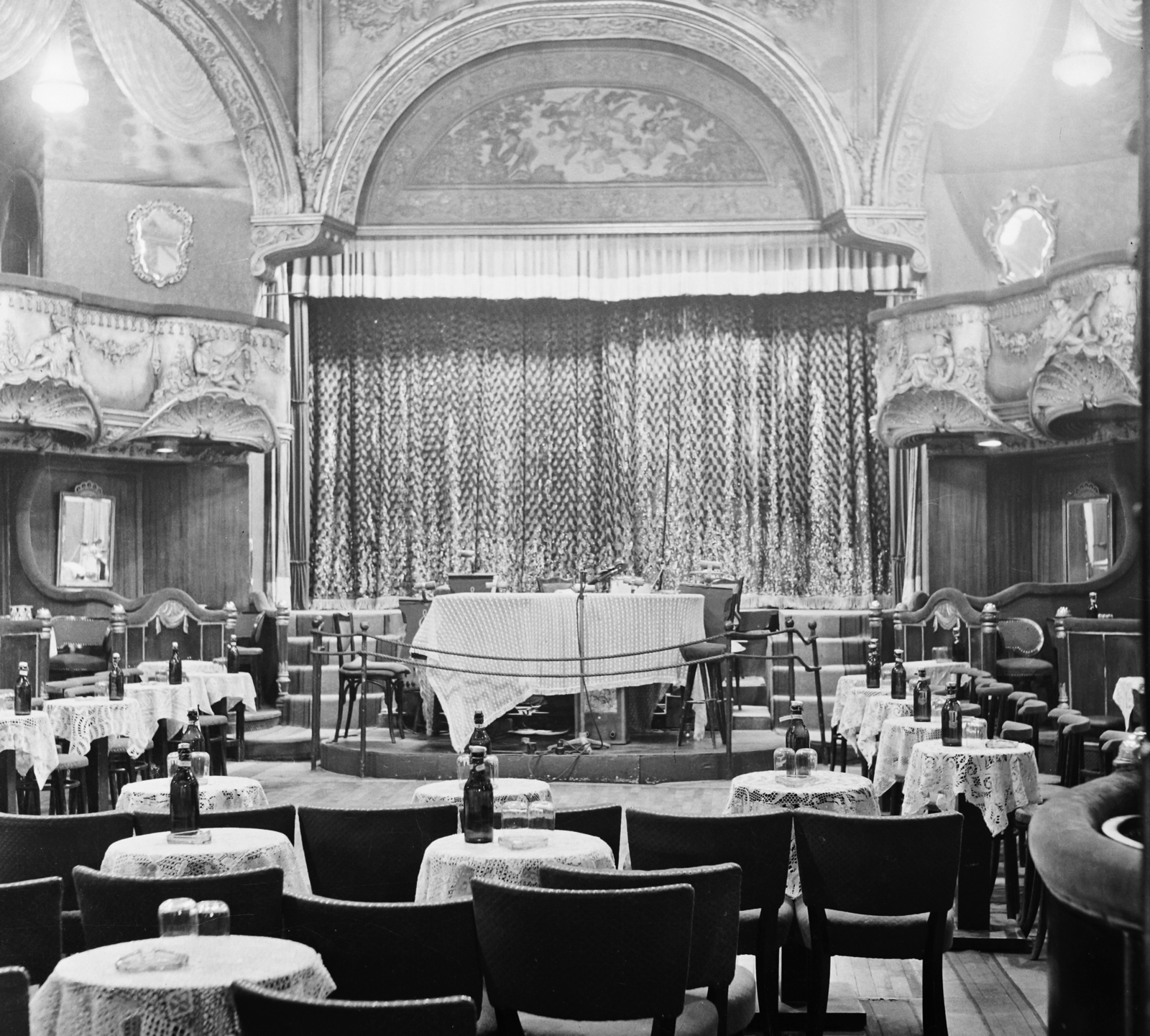 Hungary, Budapest VI., Nagymező utca 17. Budapest Táncpalota (Moulin Rouge)., 1957, Bauer Sándor, stage, stucco, Budapest, nightclub, Fortepan #109450