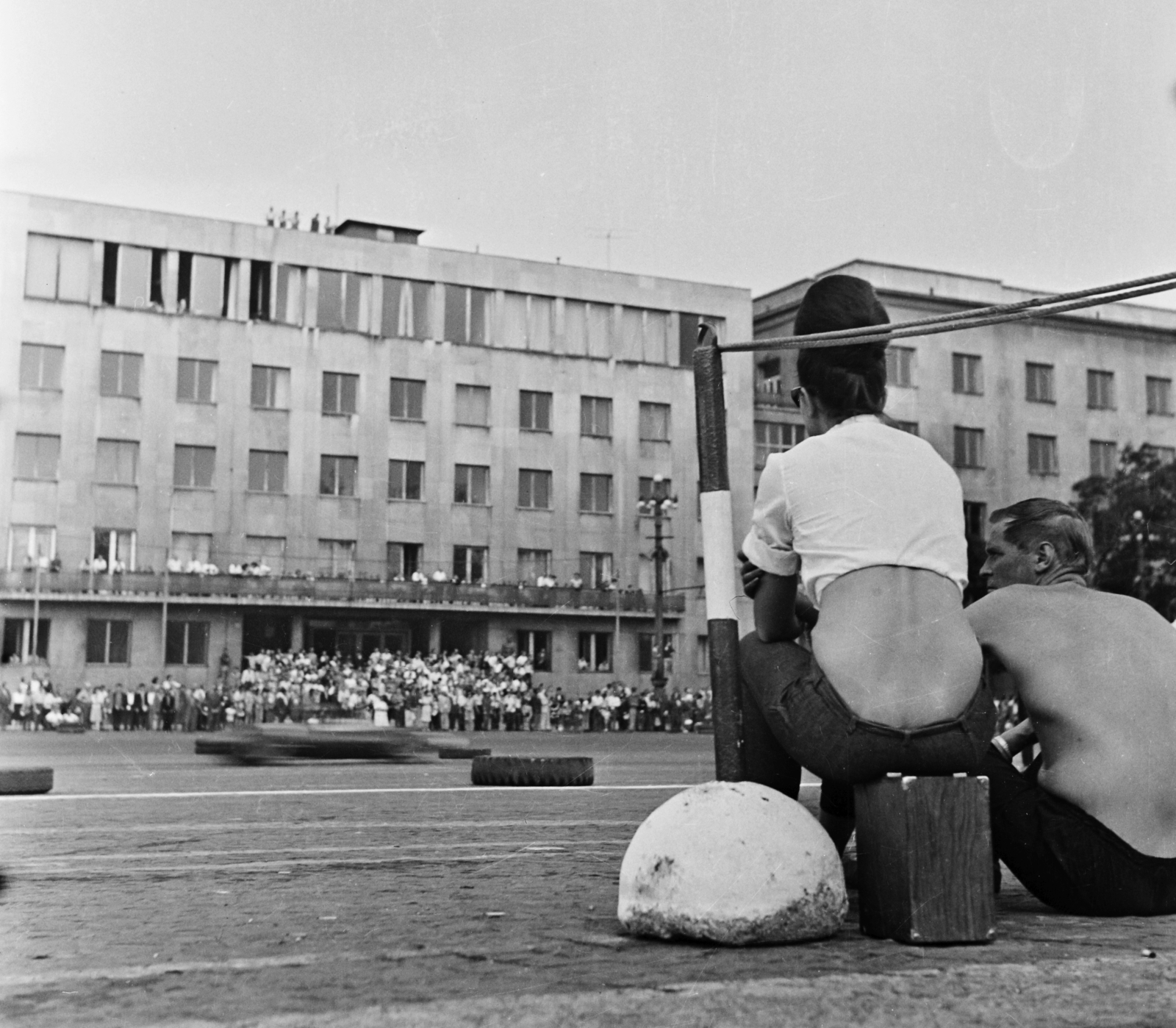 Hungary, Budapest VI.,Budapest XIV., Ötvenhatosok tere (Felvonulási tér), szemben a Dózsa György út 84. SZOT székház. A felvétel az Autóklub nemzetközi gyorsasági autóversenyén, az első Budapesti Grand Prix-n készült 1963. június 9-én., 1963, Bauer Sándor, street view, car race, Budapest, bun, spectator, Fortepan #109468