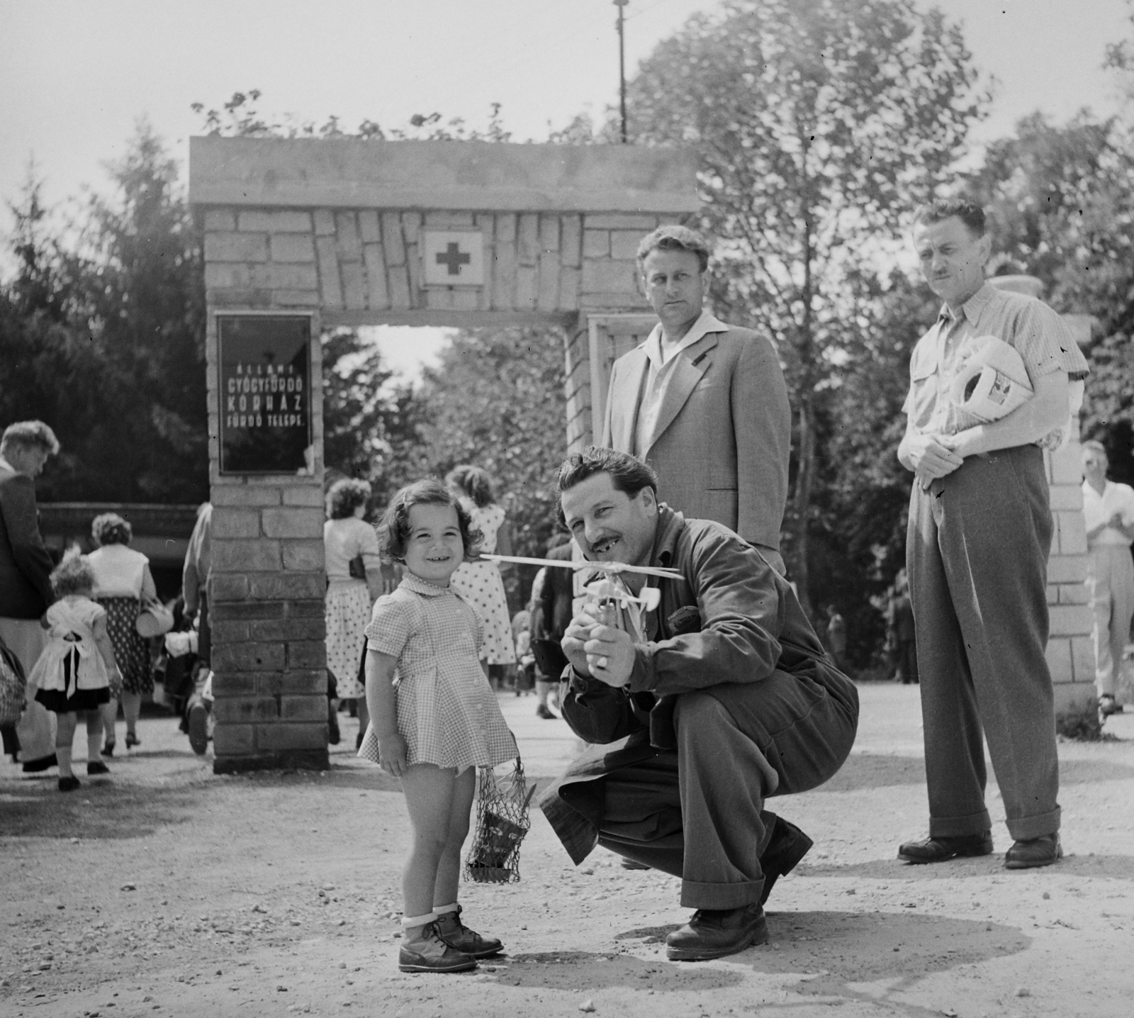 Hungary, Hévíz, Állami Gyógyfürdő Kórház Fürdő Telepe (később Szent András Állami Reumatológiai és Rehabilitációs Kórház), bejárat., 1959, Bauer Sándor, sign-board, medical institution, thermal bath, entrance, stone gate, Fortepan #109495