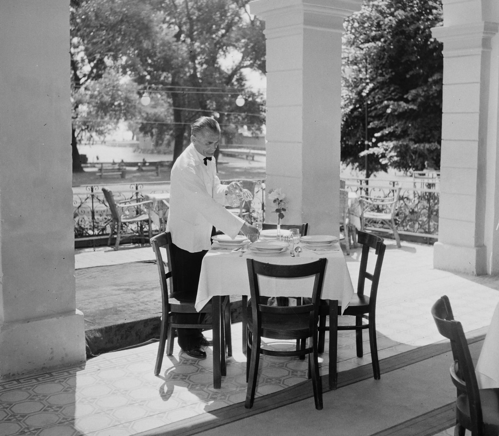 Hungary,Lake Balaton, Keszthely, Hullám szálló, étterem. Háttérben fáktól takarva a Szigetfürdő / Sziget-strand., 1959, Bauer Sándor, restaurant, terrace, place, waiter, Fortepan #109496