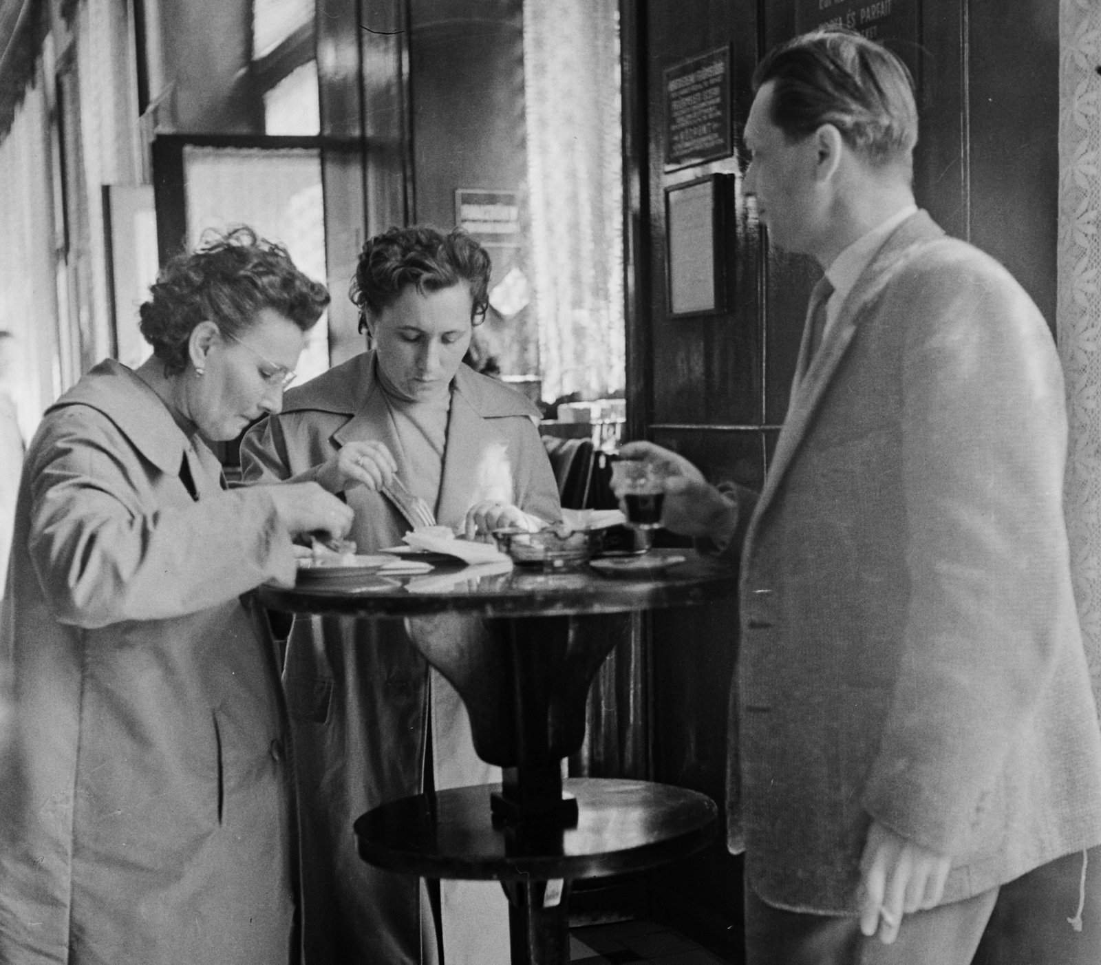Magyarország, Budapest VI., Andrássy út (Népköztársaság útja) 70. Különlegességi (Lukács) cukrászda., 1961, Bauer Sándor, cukrászda, Budapest, Fortepan #109514
