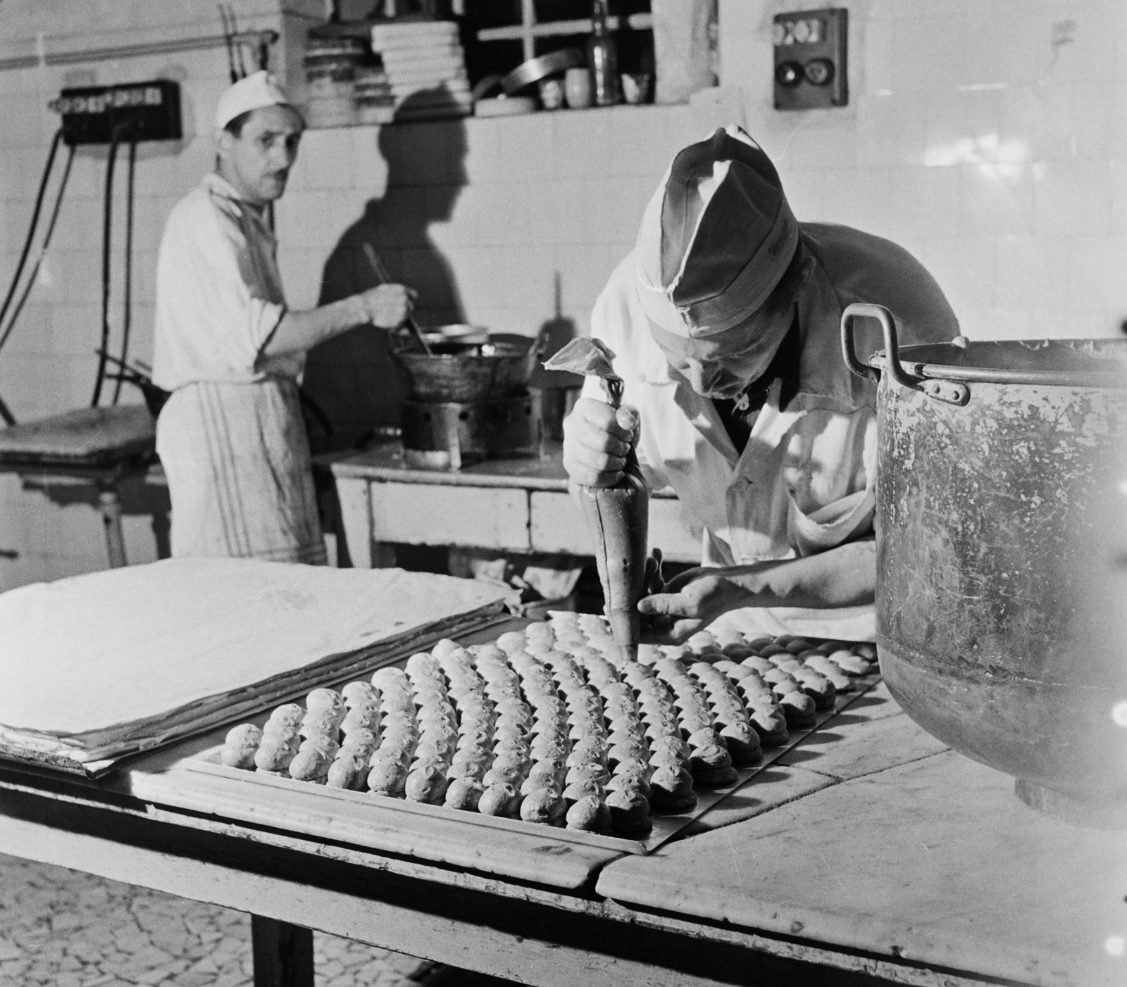 Magyarország, Budapest VI., Andrássy út (Népköztársaság útja) 70., a Különlegességi (Lukács) cukrászda cukrászata., 1961, Bauer Sándor, cukrászda, Budapest, cukrász, Fortepan #109515