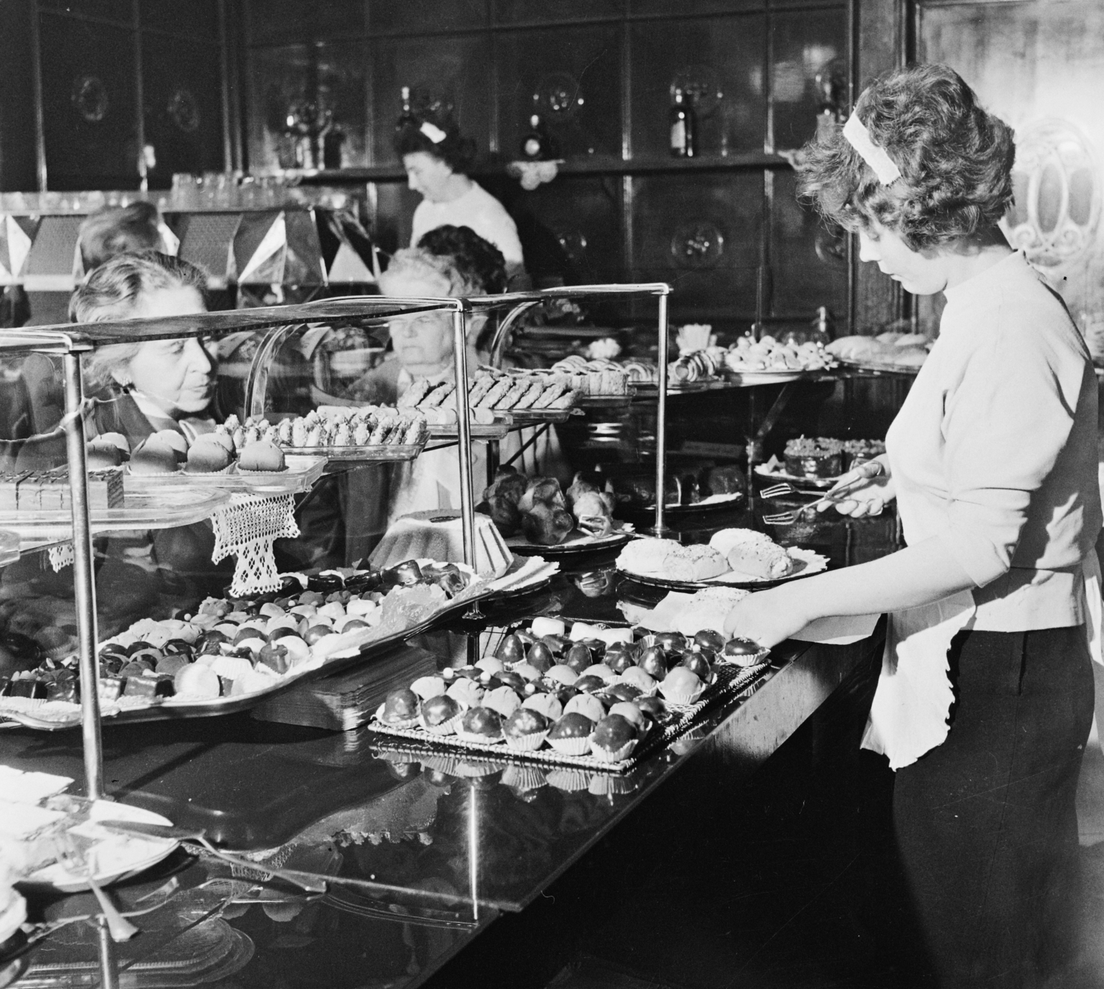 Hungary, Budapest VI., Andrássy út (Népköztársaság útja) 70. Különlegességi (Lukács) cukrászda., 1961, Bauer Sándor, pastry shop, Budapest, Fortepan #109517