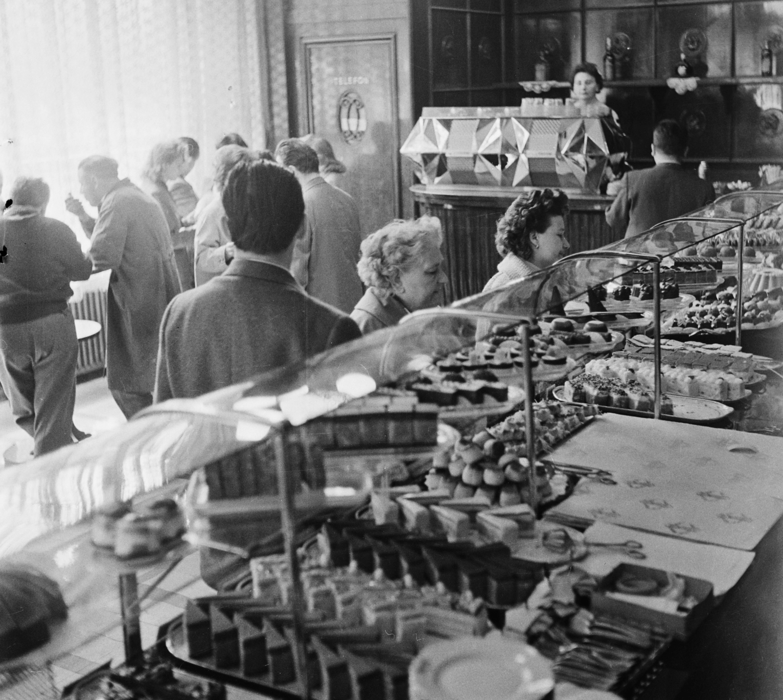 Magyarország, Budapest VI., Andrássy út (Népköztársaság útja) 70. Különlegességi (Lukács) cukrászda., 1961, Bauer Sándor, cukrászda, Budapest, La Pavoni-márka, Fortepan #109518