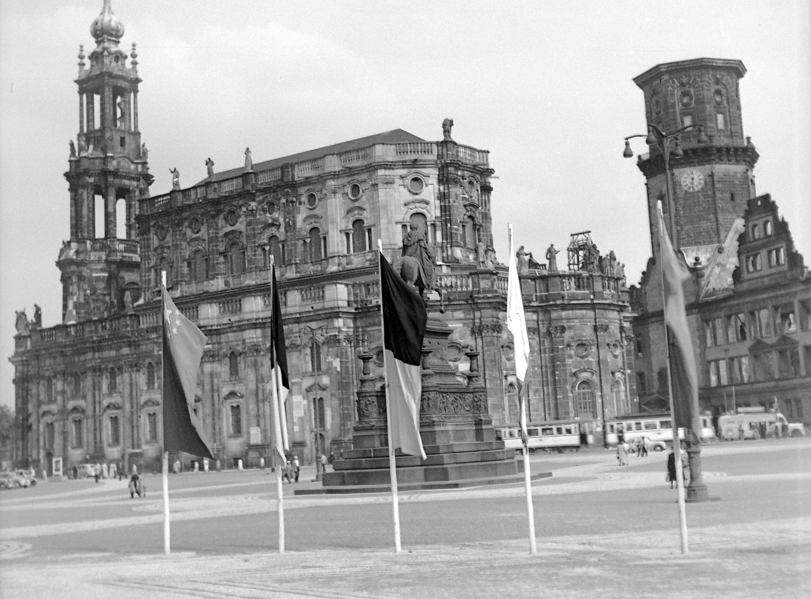 Germany, Dresden, előtérben János király lovasszobra, háttérben a Szentháromság Katolikus Főtemplom (Hofkirche), valamint a Drezdai Kastély (Residenzschloss) romjai a szétlőtt Hausmannsturm-mal., 1956, Gyöngyi, church, flag, GDR, Baroque-style, damaged building, Catholic Church, horse sculpture, church clock, Cathedral, John I of Saxony-portrayal, Gaetano Chiaveri-design, Fortepan #10952