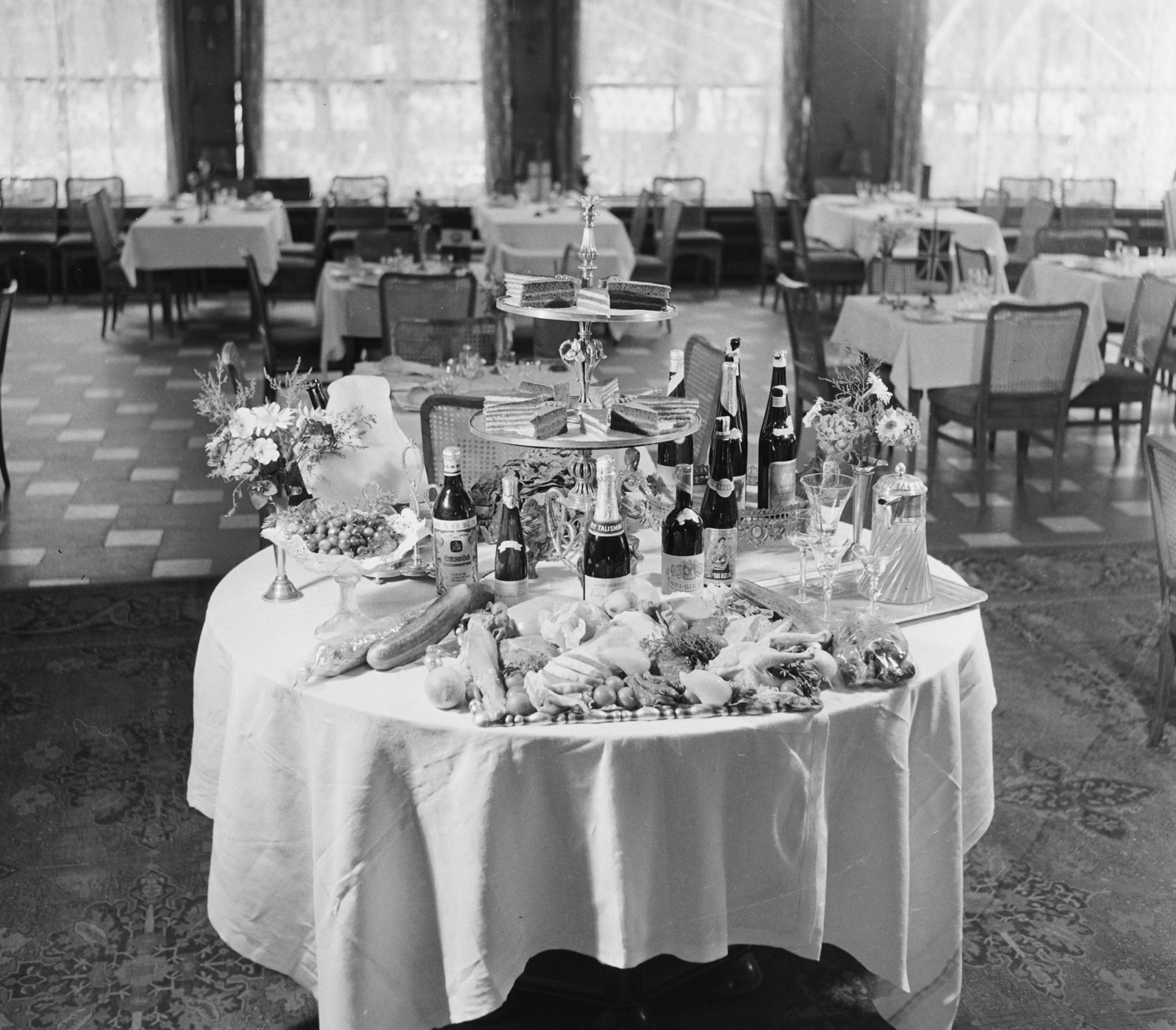 Hungary, Margit Islands, Budapest, Margitszigeti Nagyszálló, étterem., 1958, Bauer Sándor, drink, bouquet, pastry, Fortepan #109520