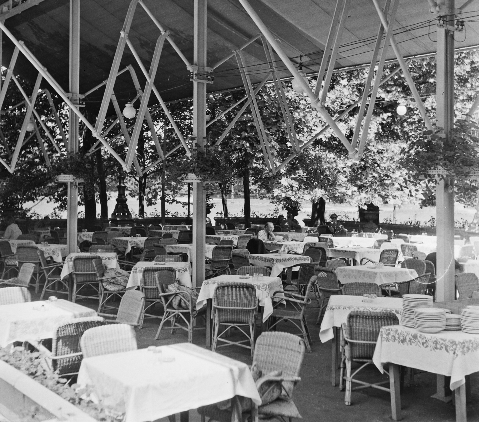 Hungary, Margit Islands, Budapest, Margitszigeti Nagyszálló, terasz., 1958, Bauer Sándor, wicker chair, tablecloth, Fortepan #109523