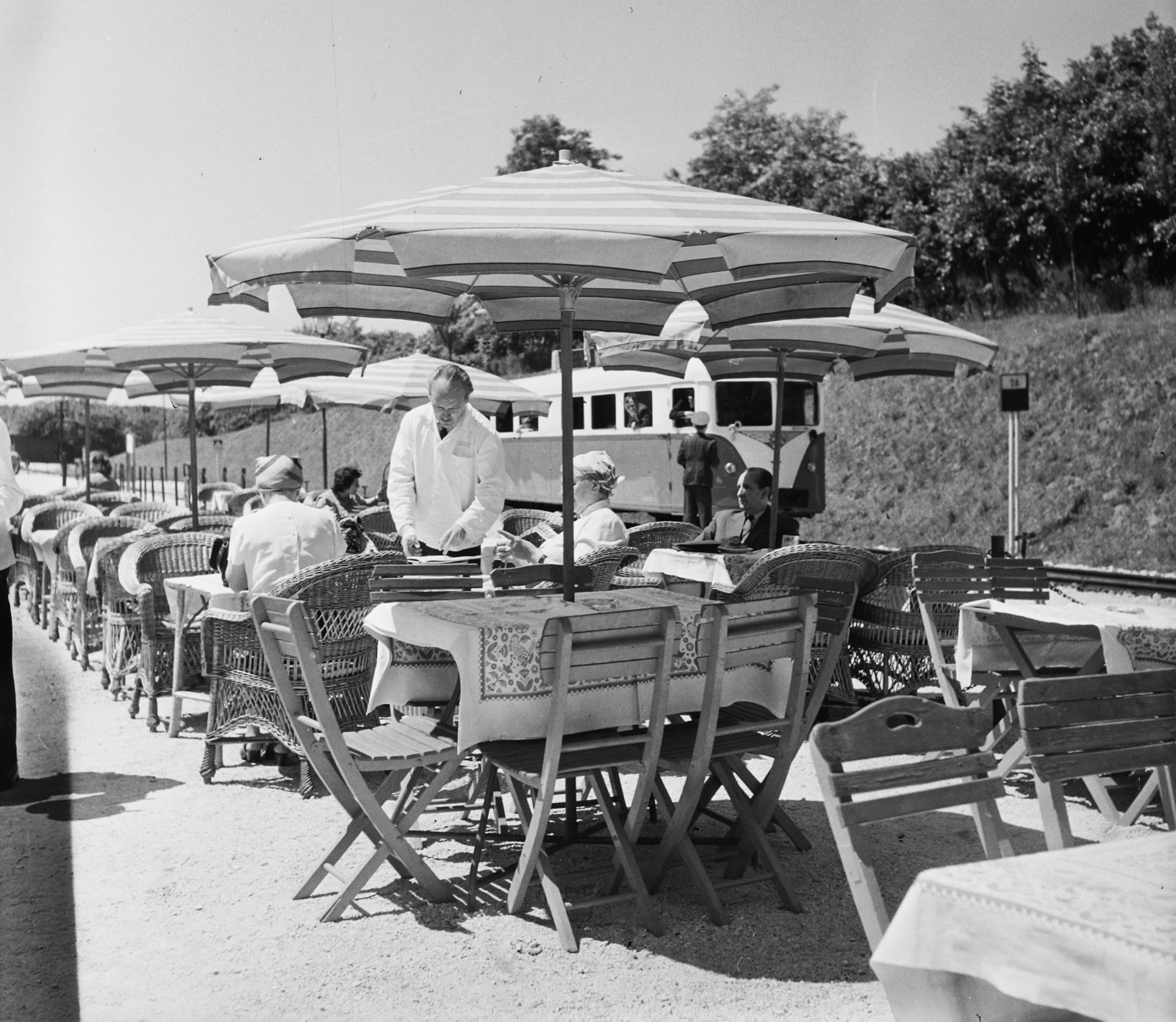 Hungary, Budapest II., Gyermekvasút (Úttörővasút), Szépjuhászné (Ságvári liget) állomás., 1959, Bauer Sándor, sunshades, Children's railway, Budapest, Fortepan #109531