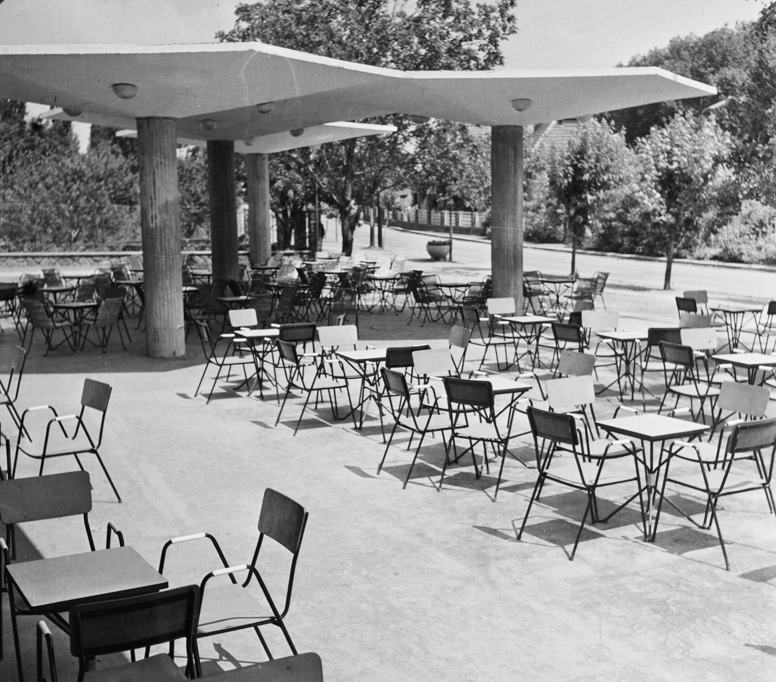 Magyarország, Balatonalmádi, József Attila út 61., Aranyhíd eszpresszó a 71-es úton a Wesselényi strand főbejáratával szemben., 1962, Bauer Sándor, Fortepan #109533
