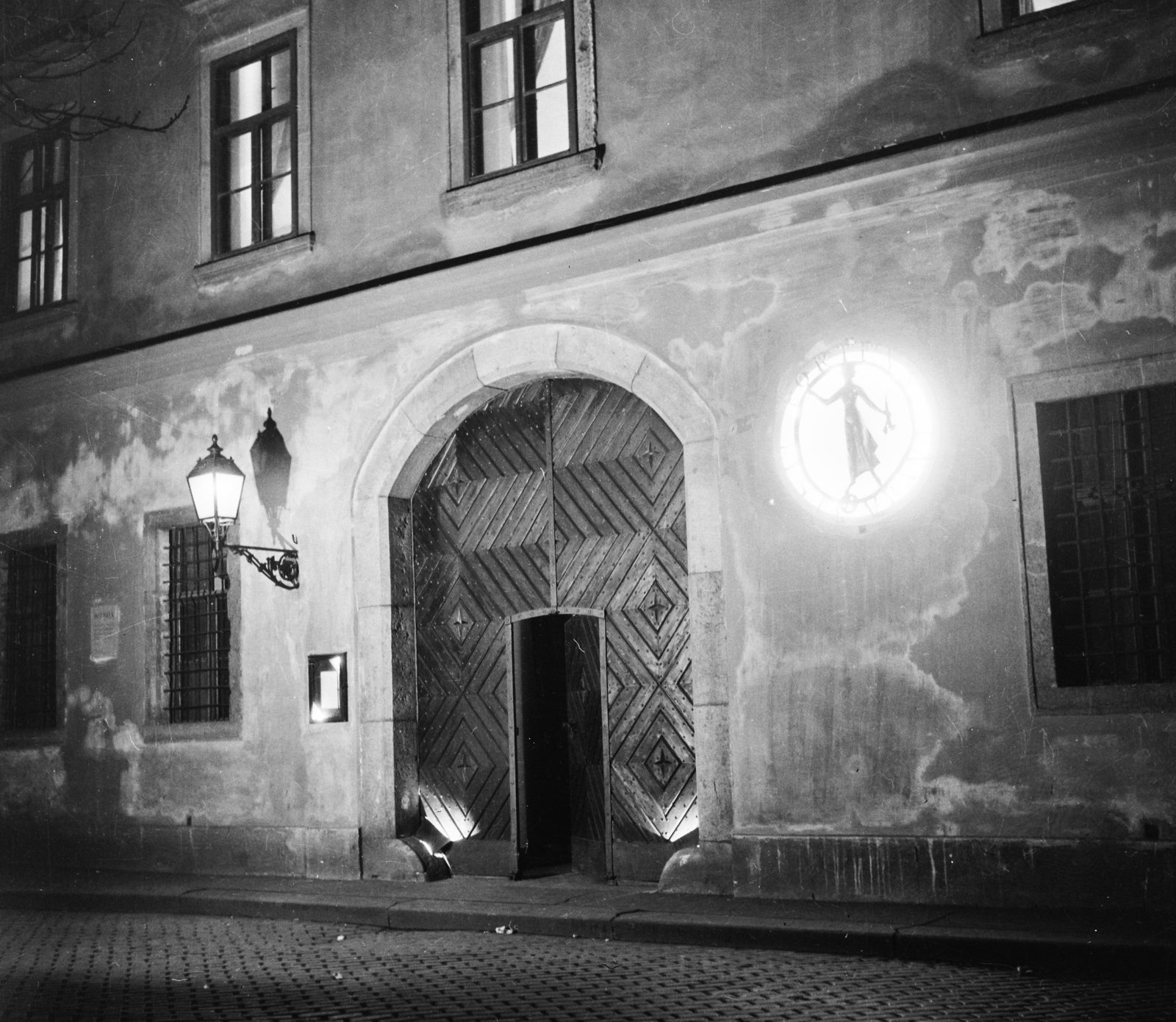 Magyarország, budai Vár, Budapest I., Hess András tér 4., Fortuna étterem., 1959, Bauer Sándor, műemlék, étterem, gótika, kapualj, Budapest, díszlámpa, ablakrács, embléma, Fortepan #109546