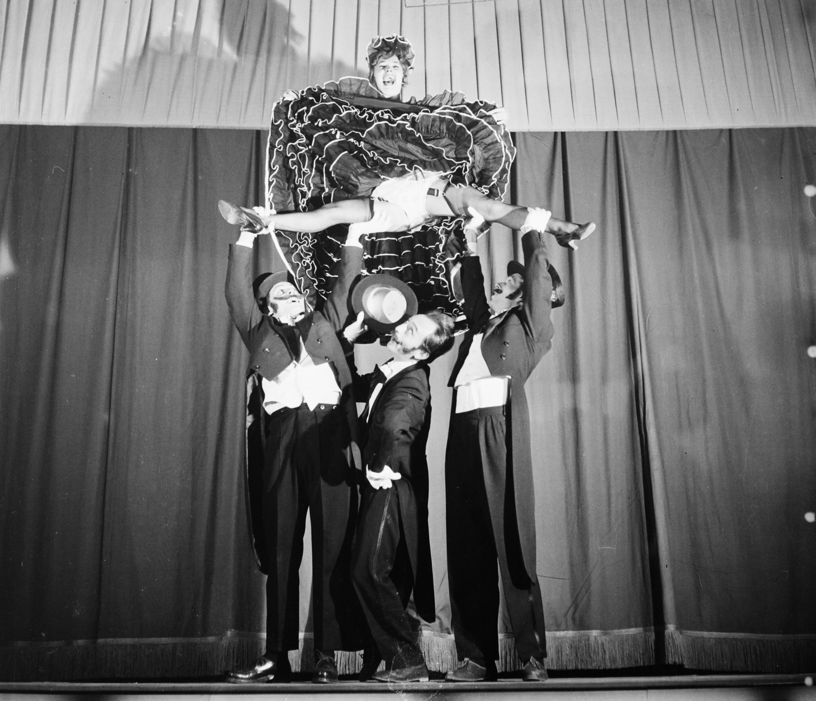 Hungary, Budapest VI., Nagymező utca 17., Budapest Táncpalota (Moulin Rouge)., 1961, Bauer Sándor, costume, stage, Budapest, dancer, Fortepan #109565