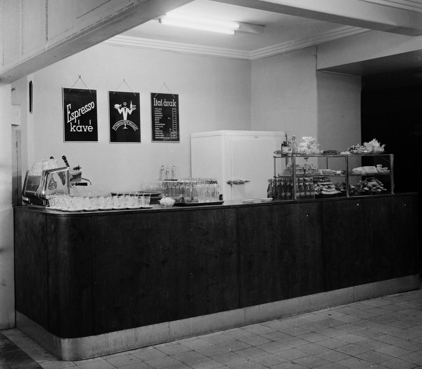 1960, Bauer Sándor, buffet, coffee maker, counter, Bambi beverage, pricelist, Fortepan #109568