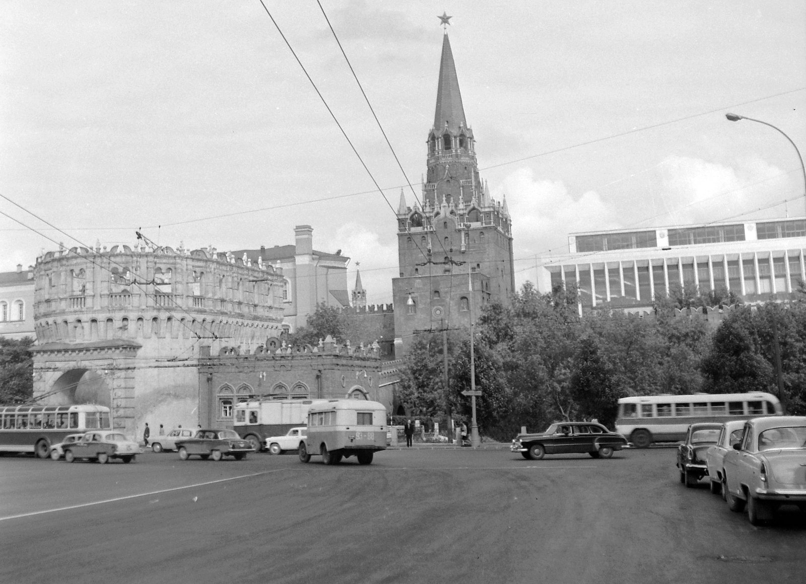 Oroszország, Moszkva, szemben a Kreml Szentháromság-torony, tőle jobbra a Kongresszusi Palota., 1965, Gyöngyi, Szovjetunió, autóbusz, teherautó, trolibusz, torony, automobil, modern építészet, Mihail Vasziljevics Poszohin-terv, Asot Asotovics Midojanc-terv, Jevgenyij Stamo-terv, Pavel Steller-terv, Aloisio da Milano-terv, barbakán, Fortepan #10958