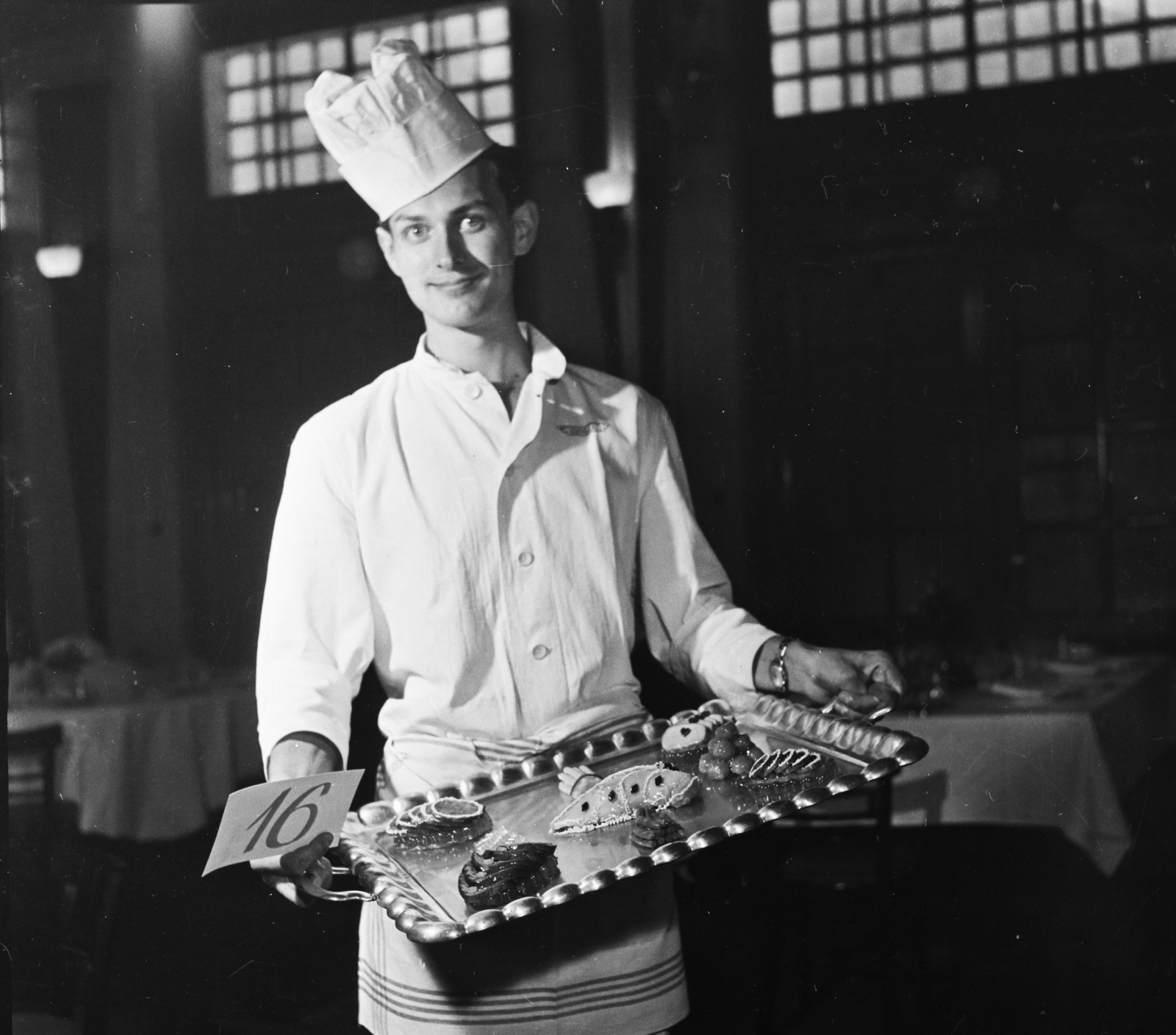 Hungary, Budapest VIII., Keleti pályaudvar, a MÁV Utasellátó Vállalatának hidegkonyhai szakácsa egy vetélkedő alkalmával., 1962, Bauer Sándor, chef, Budapest, Fortepan #109589