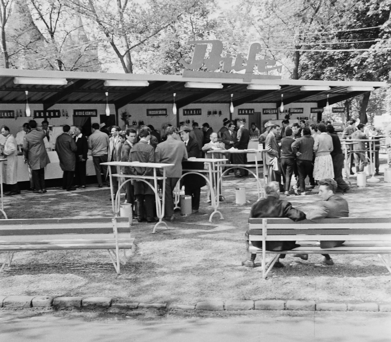 Magyarország, Városliget, Budapest XIV., büfé, háttérben a Vajdahunyad vára látszik., 1962, Bauer Sándor, büfé, Budapest, Fortepan #109597
