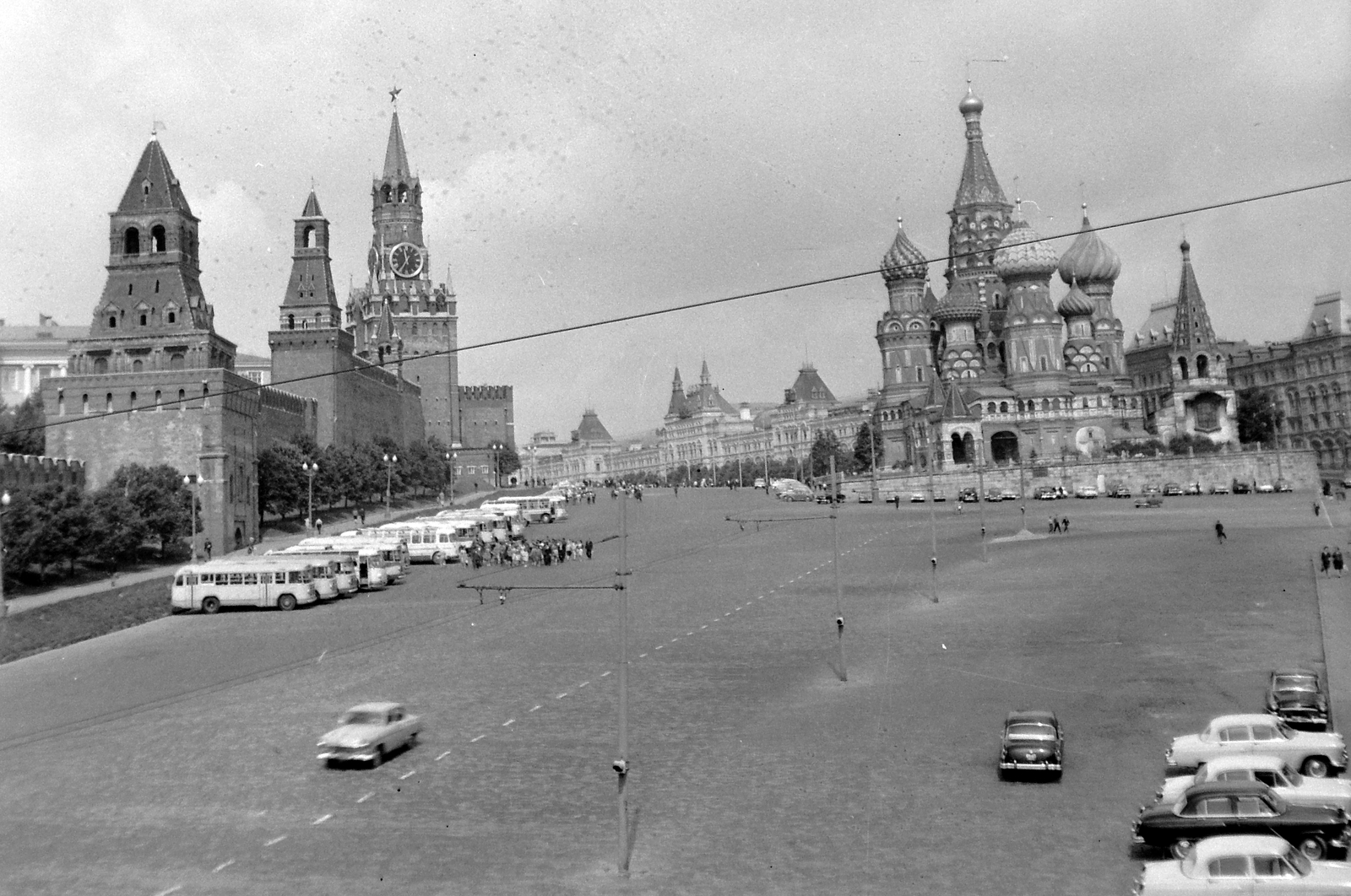 Russia, Moscow, balra a Kreml, háttérben a Vörös tér és a GUM áruház, jobbra a Vaszilij Blazsennij-székesegyház., 1965, Gyöngyi, Soviet Union, bus, dome, church clock, onion dome, Cathedral, department store, Postnik Yakovlev-design, Alexander Pomerantsev-design, Fortepan #10960