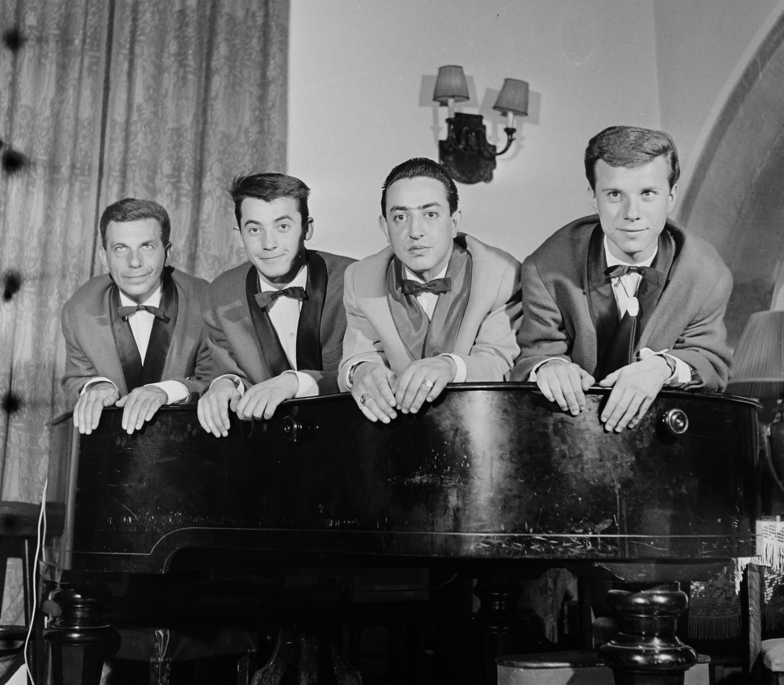 1959, Bauer Sándor, jesting, band, piano, prop up on elbows, Fortepan #109602