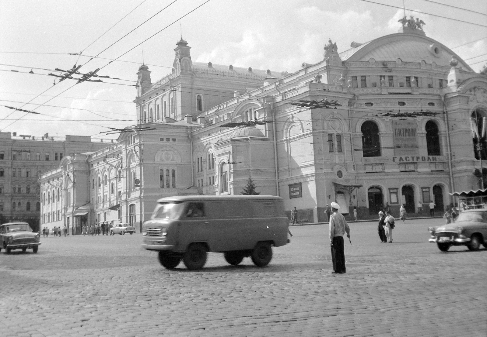 Ukrajna, Kijev, Tarasz Sevcsenko Nemzeti Opera és Balett Szinház., 1965, Gyöngyi, Szovjetunió, plakát, rendőr, kockakő, automobil, opera, cirill írás, Fortepan #10964