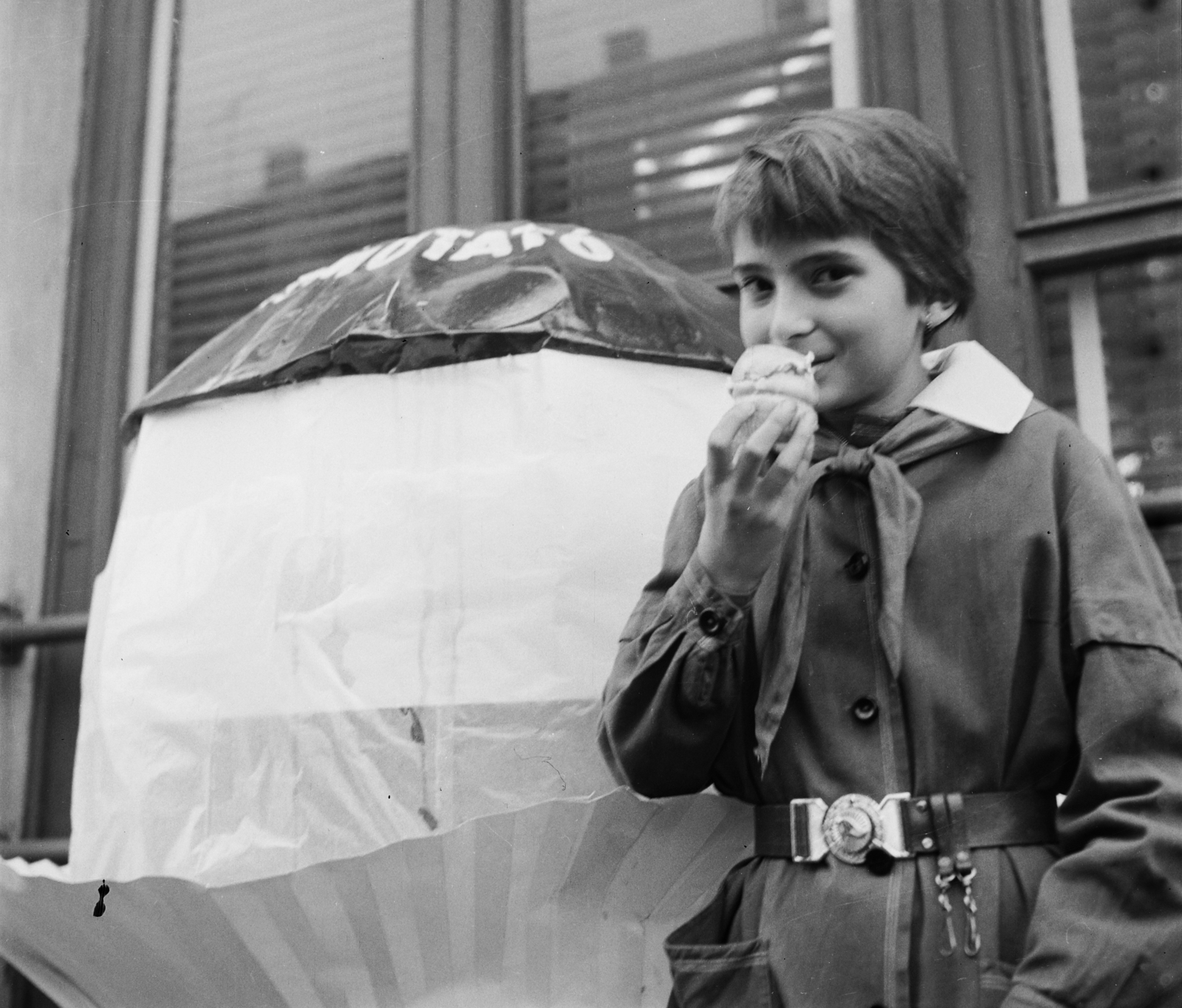 1968, Bauer Sándor, ice cream, pioneer belt, pioneer tie, school uniform, Fortepan #109640