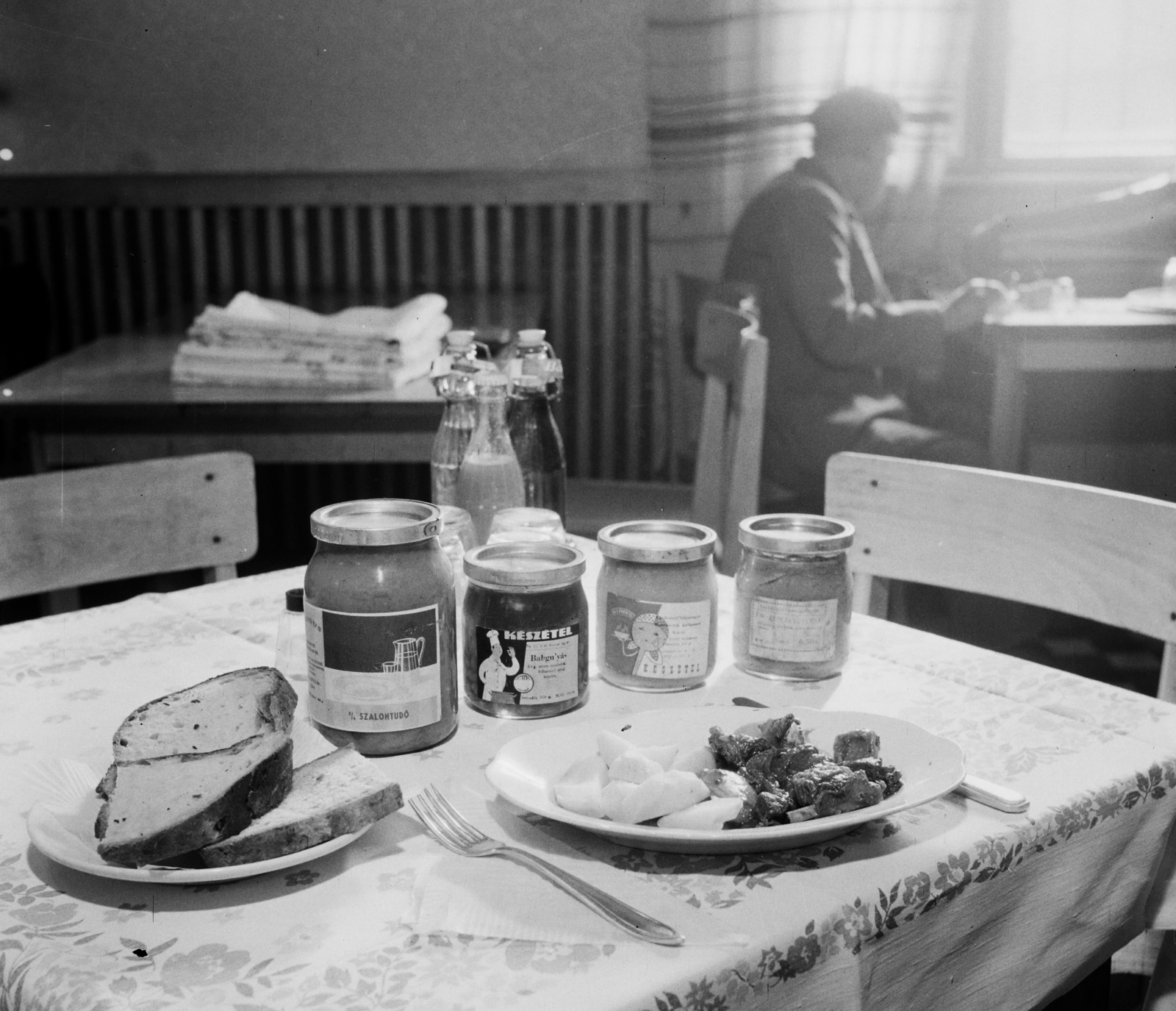 Hungary, Budapest XX., Ady Endre út 105., Arany Bárány étterem., 1964, Bauer Sándor, restaurant, loaf of bread, tin can, Budapest, convenience food, backlight, Fortepan #109643
