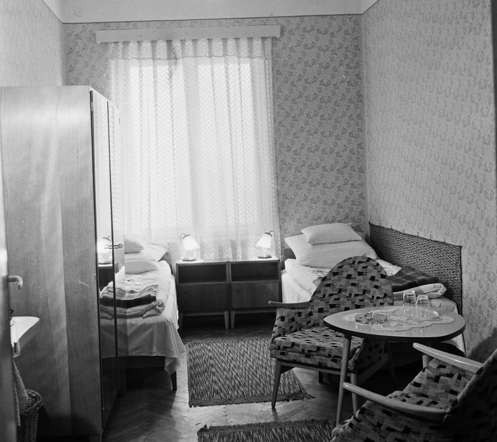 Hungary, Komarno, Bajcsy-Zsilinszky utca 8., a Hotel Béke egyik szobája., 1963, Bauer Sándor, hotel, Fortepan #109648
