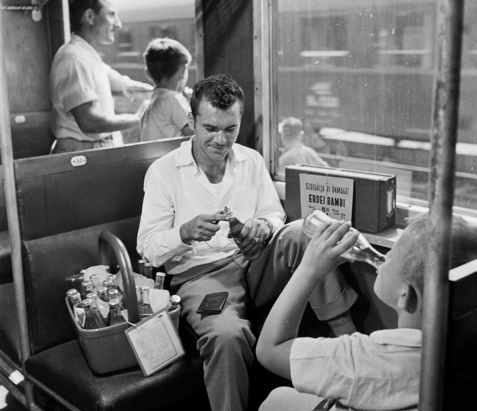 Magyarország, Budapest I., Déli pályaudvar, az Utasellátó önkiszolgáló büfékosara egy vasúti kocsiban., 1962, Bauer Sándor, utasellátó, Budapest, Bambi üdítő, Fortepan #109655
