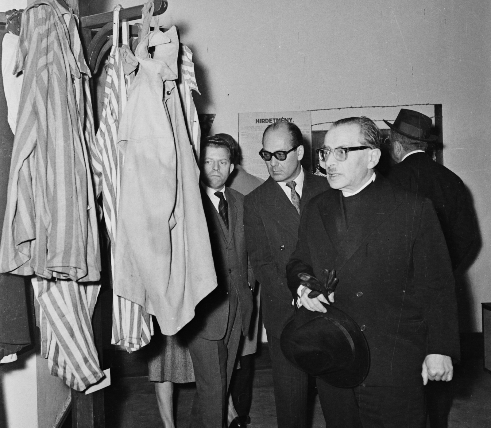 Hungary, Budapest VII., Dohány utca 2., Zsidó Múzeum, Szolgaságból szabadságba című kiállítás. Jobbra dr. Benoschofsky Imre országos főrabbi., 1960, Bauer Sándor, holocaust, exhibition, judaism, Budapest, striped dress, hat in hand, Fortepan #109675