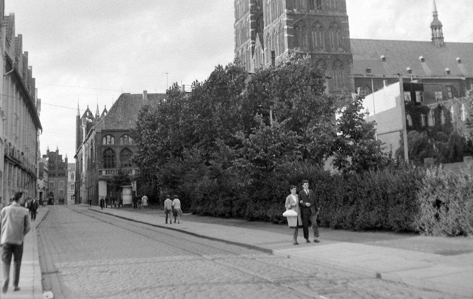 Germany, Stralsund, a Városháza és a Szent Miklós-templom., 1962, Gyöngyi, church, genre painting, GDR, Brick Gothic, pointed arch, Fortepan #10968