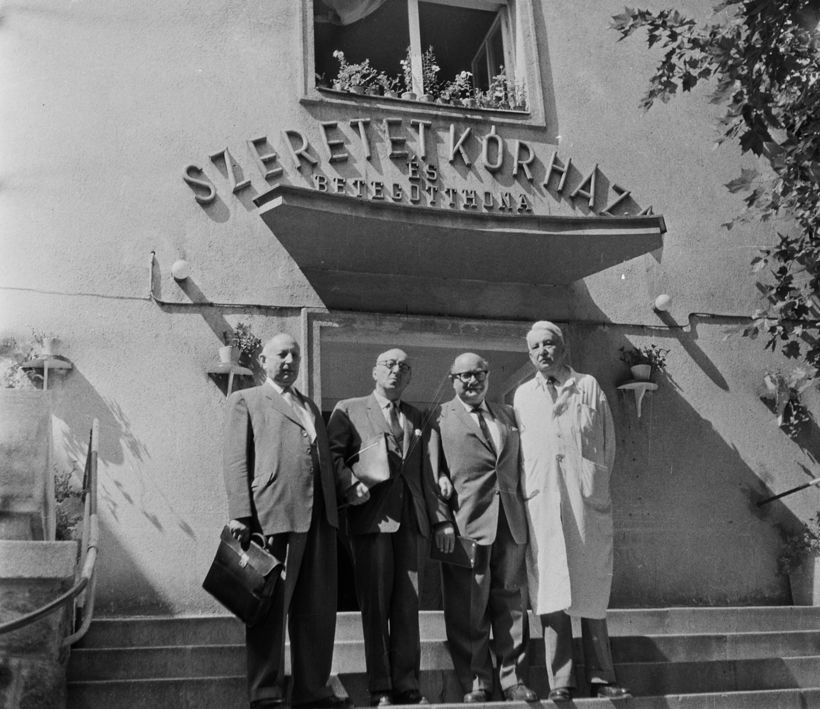 Hungary, Budapest XIV., Amerikai út 53-55., MAZSIHISZ Szeretetkórház, jobb szélen dr. Weiss István igazgató-főorvos., 1960, Bauer Sándor, medical institution, judaism, Budapest, briefcase, doctor, Fortepan #109682