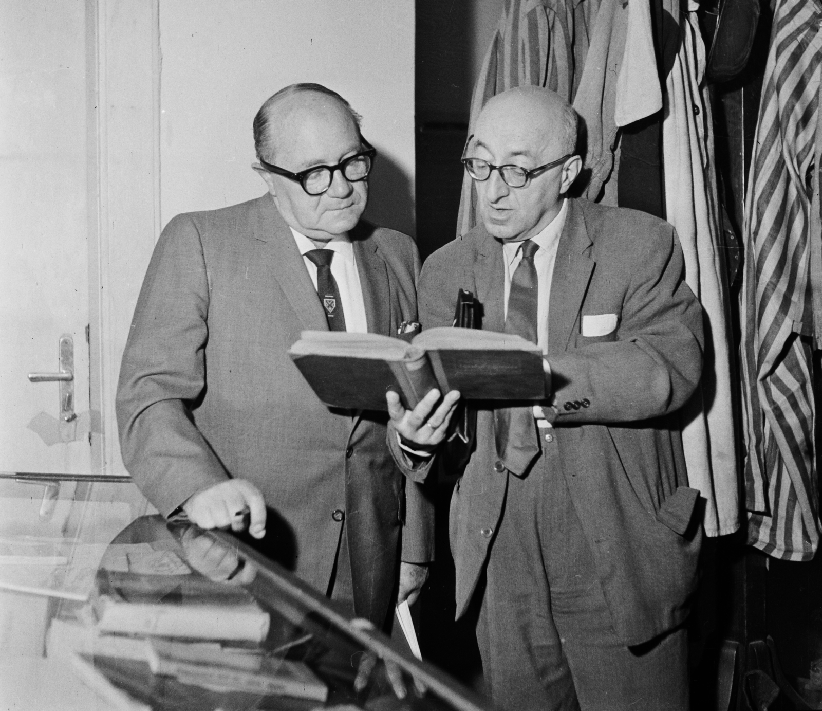 Hungary, Budapest VII., Dohány utca 2., Zsidó Múzeum, Szolgaságból szabadságba című kiállítás. Jobbra Sós Endre a MIOK és a BIH elnöke., 1960, Bauer Sándor, holocaust, judaism, Budapest, reading, striped dress, Fortepan #109683
