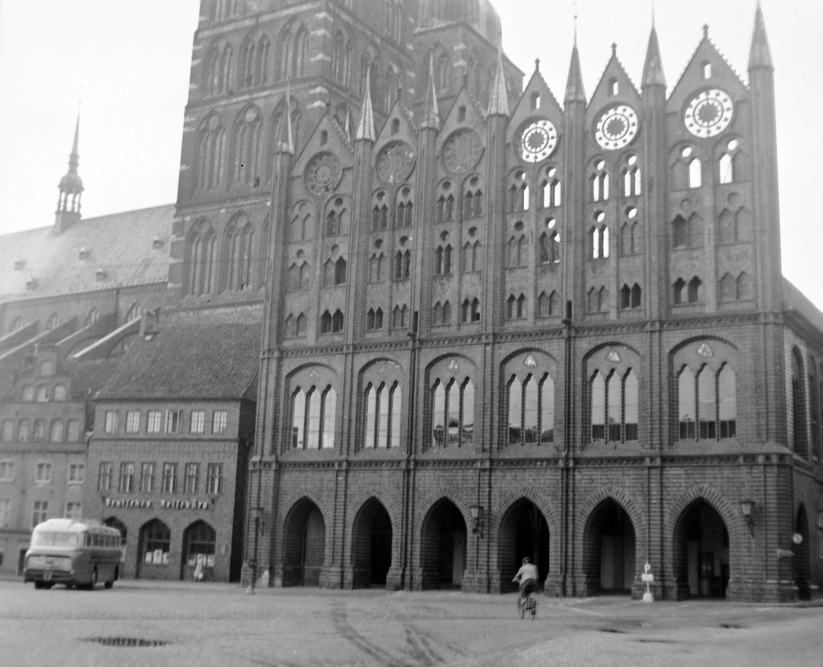 Germany, Stralsund, Alter Markt, Városháza és a Szent Miklós-templom., 1962, Gyöngyi, bicycle, bus, Hungarian brand, Ikarus-brand, GDR, archway, Brick Gothic, pointed arch, Fortepan #10969