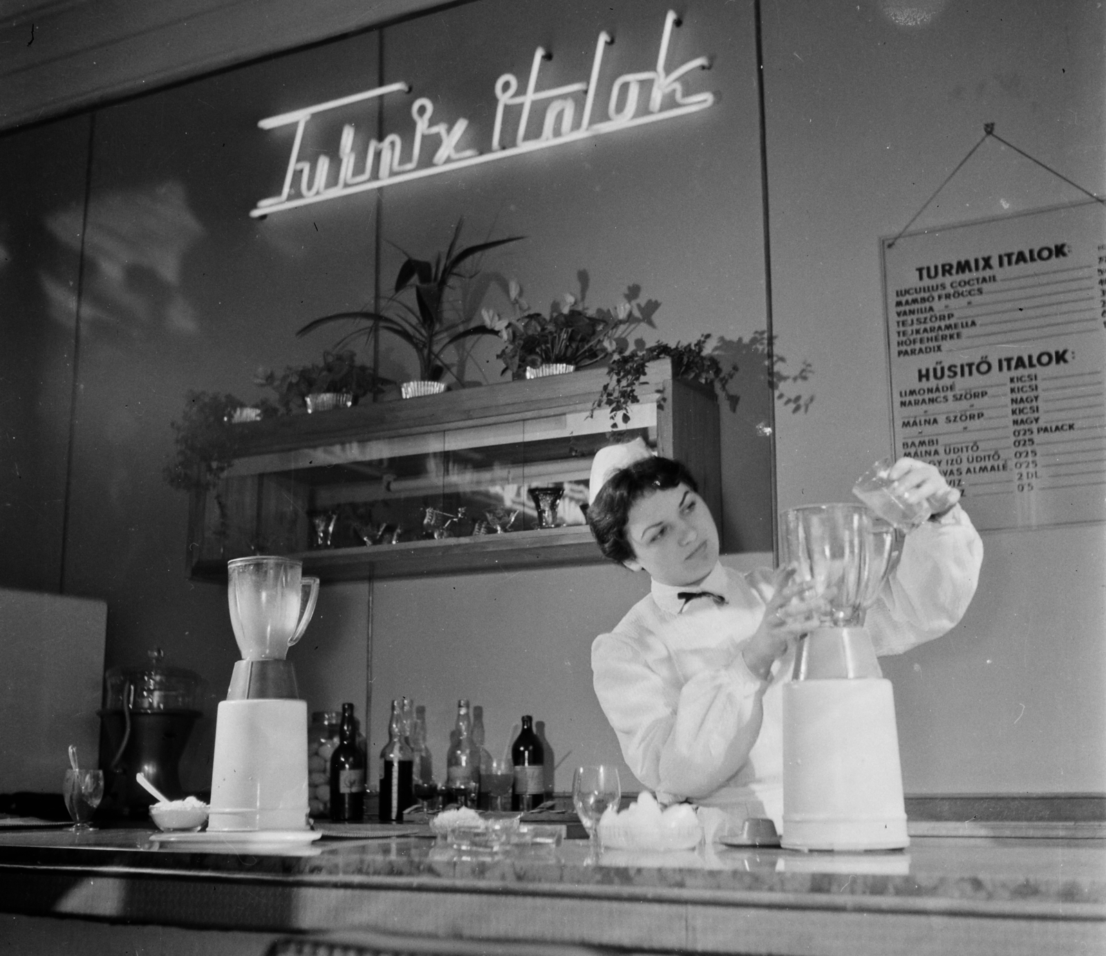 Magyarország, Budapest VII., Károly (Tanács) körút 5., Kis-Lucullus eszpresszó és tejbüfé., 1959, Bauer Sándor, neon felirat, Budapest, háztartási kisgép, Fortepan #109690