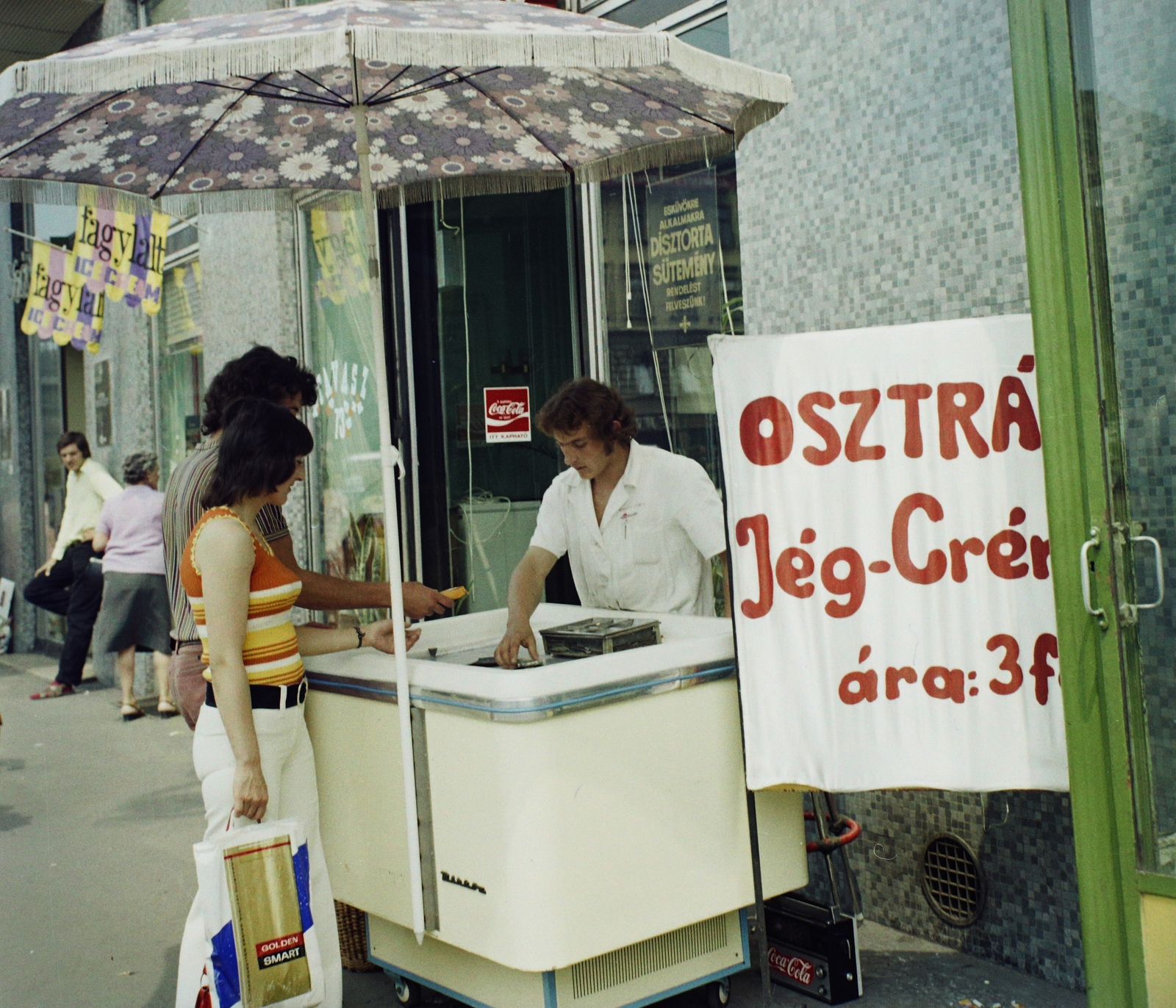 Hungary, Budapest VIII., József körút 4., jégkrémárus a Nemzeti Szálló előtt., 1974, Bauer Sándor, colorful, sunshades, shopping, ice cream seller, Budapest, ice cream, Fortepan #109705