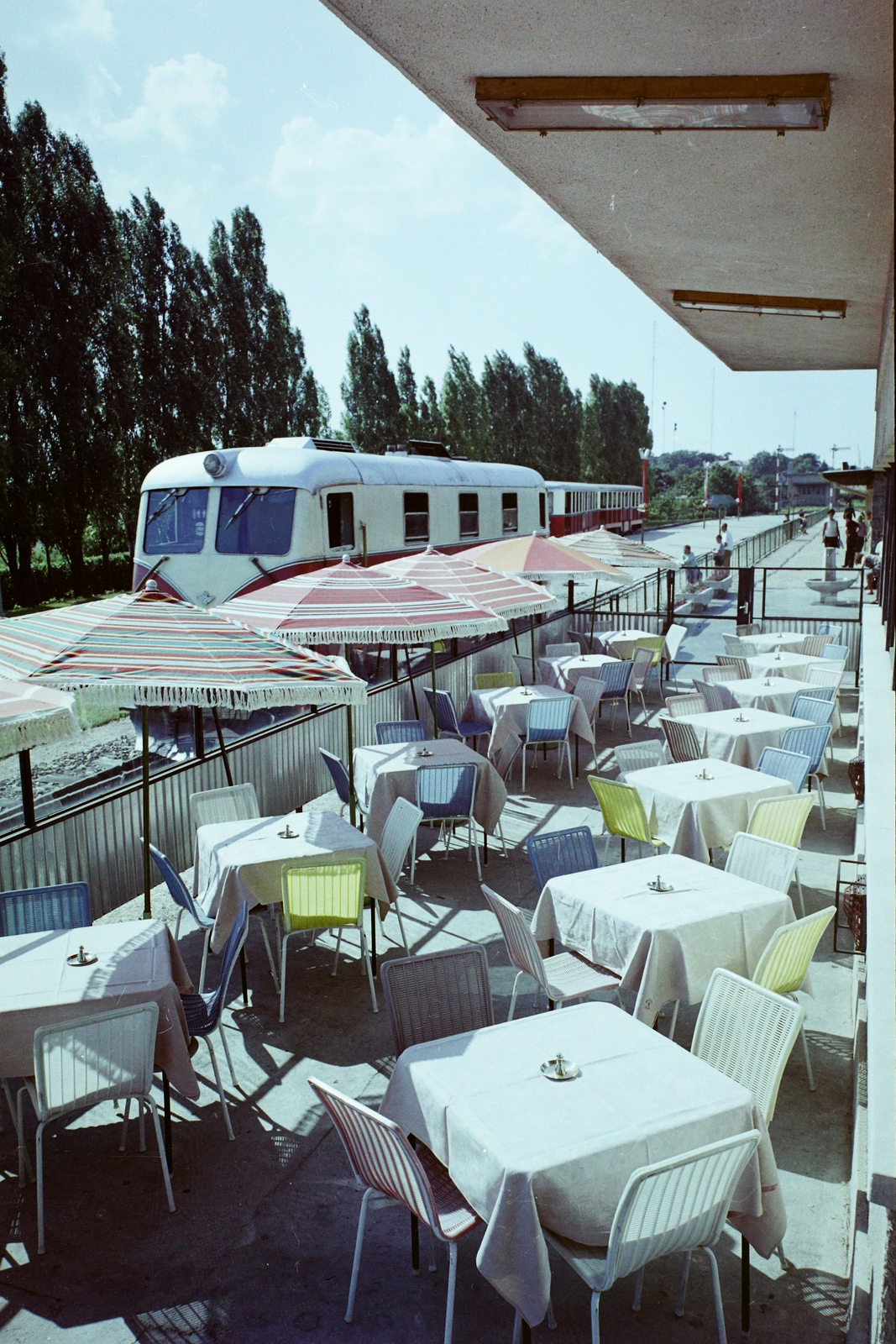 Hungary, untitled, Budapest XII., a Gyermekvasút (Úttörővasút) végállomása., 1971, Bauer Sándor, colorful, terrace, MK 49 locomotiv, Children's railway, Budapest, Fortepan #109716