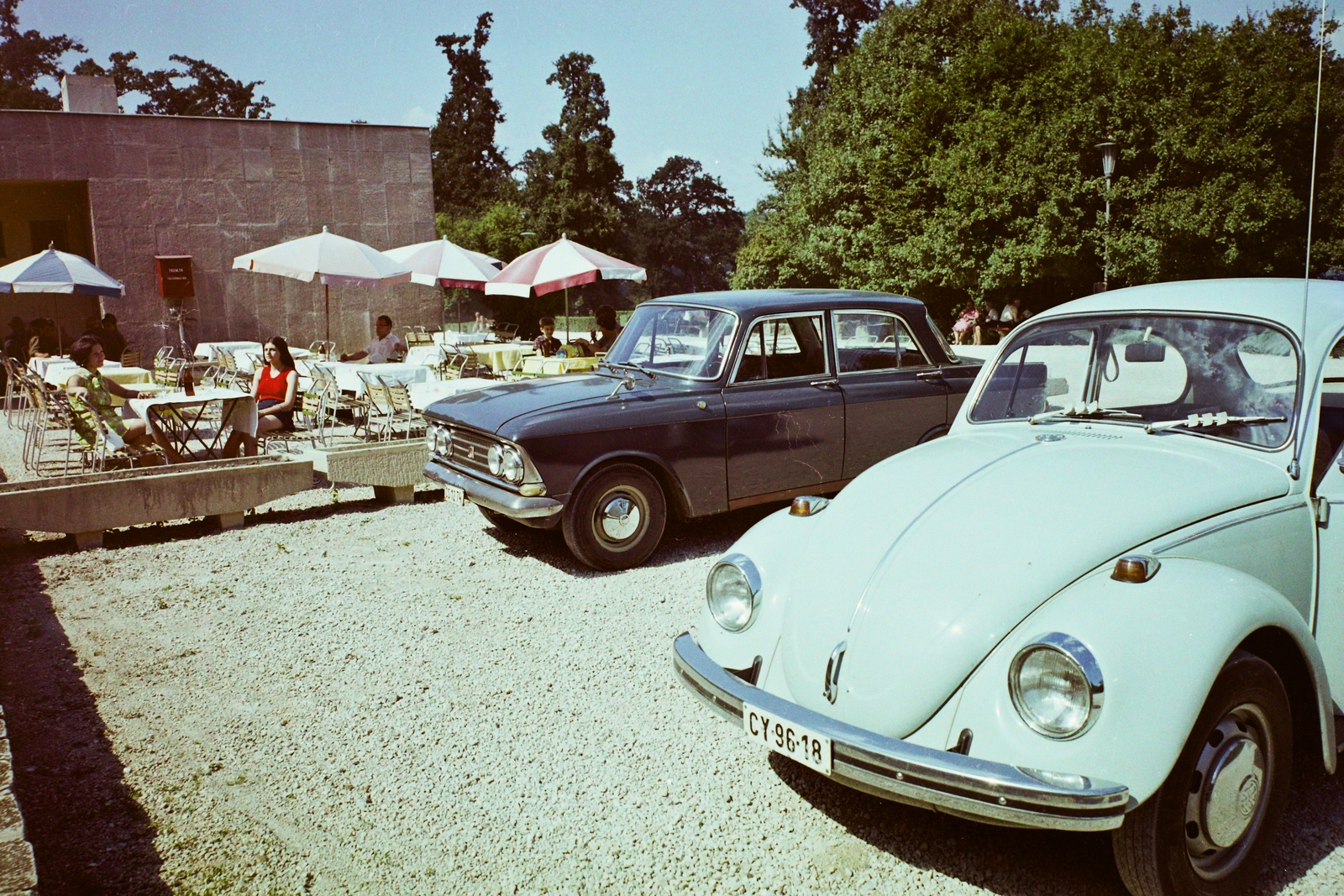 Hungary, Budapest II., Gyermekvasút (Úttörővasút) végállomása., 1971, Bauer Sándor, colorful, sunshades, terrace, Moskvitch-brand, Volkswagen-brand, number plate, Volkswagen Beetle, Children's railway, Budapest, flower box, Fortepan #109717