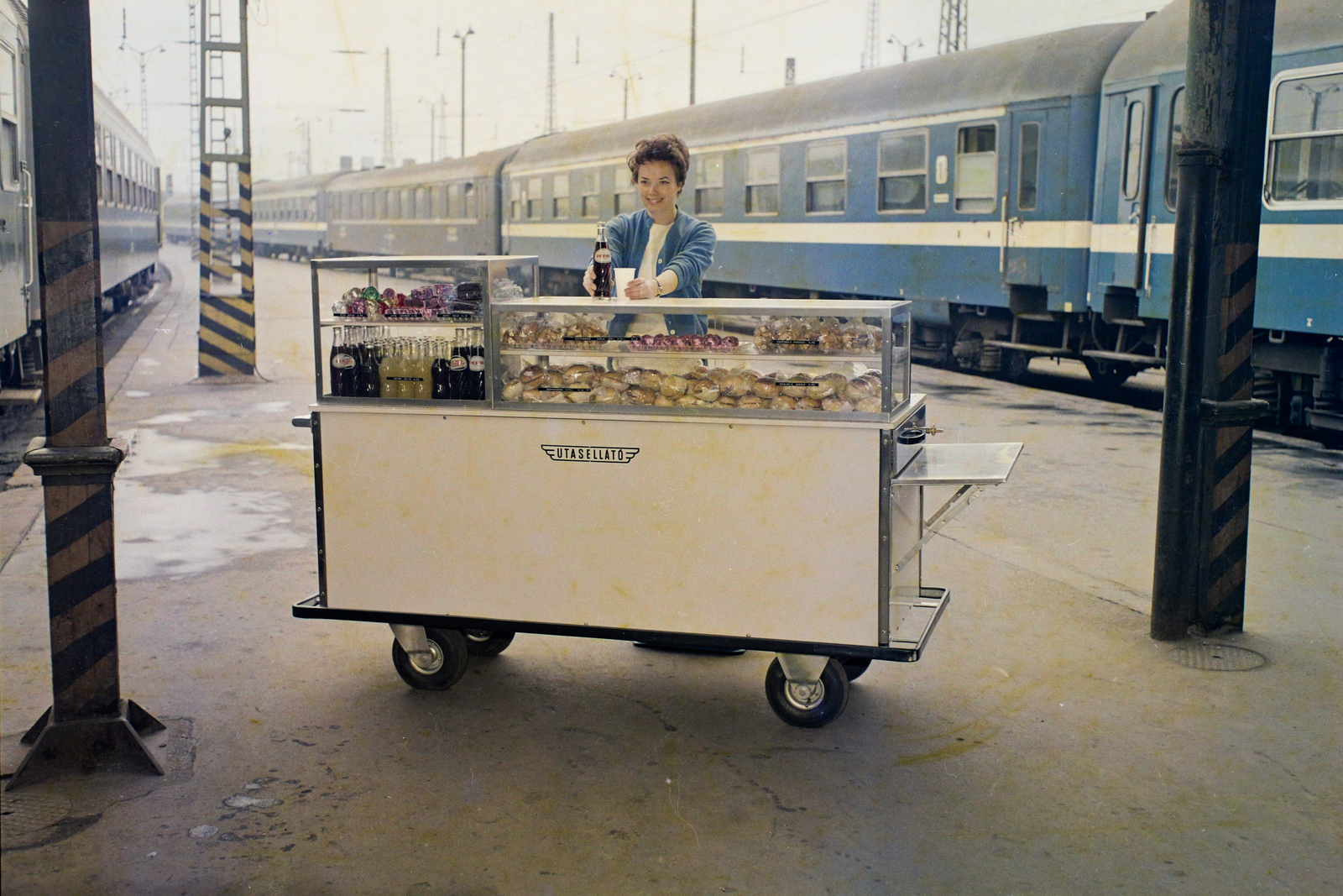 Magyarország, Budapest VI., Nyugati pályaudvar, az Utasellátó mozgó elárusító helye., 1976, Bauer Sándor, színes, vagon, utasellátó, Budapest, embléma, Pepsi-márka, Fortepan #109727