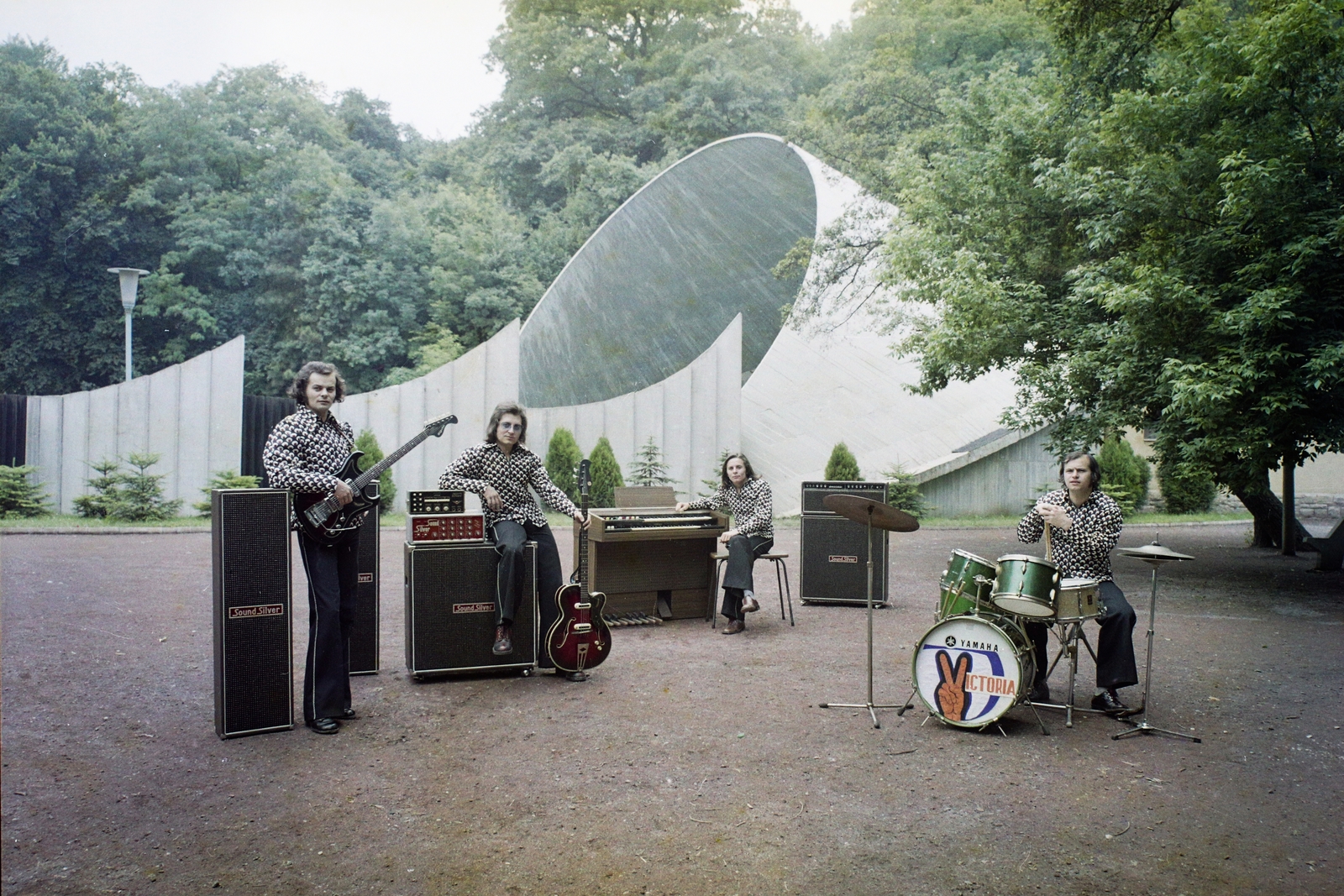 Hungary, Miskolc,Miskolctapolca, Barlangfürdő, Kagyló-medence. Előtérben a Victoria zenekar., 1973, Bauer Sándor, colorful, band, guitar, drum, Yamaha-brand, long collar, long-haired, cymbal, Fortepan #109737