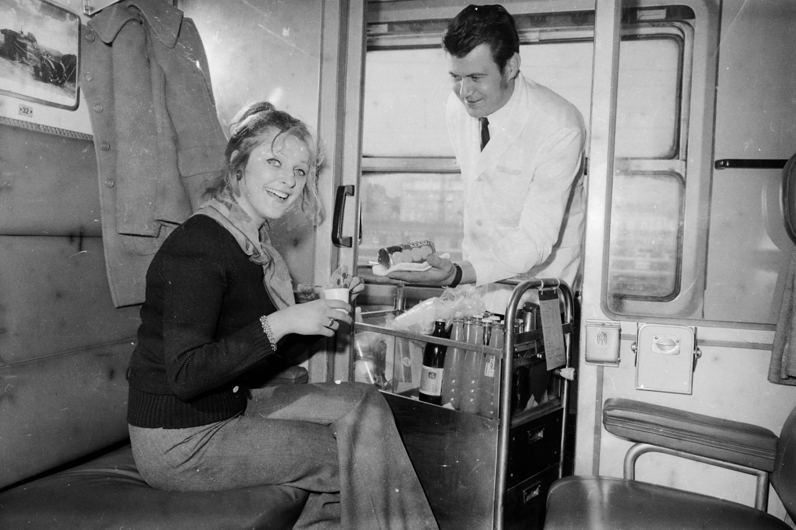 Hungary, Budapest VIII., Keleti pályaudvar, az Utasellátó mozgó elárusítója., 1974, Bauer Sándor, coach, seller, Budapest, hand seller, Fortepan #109752