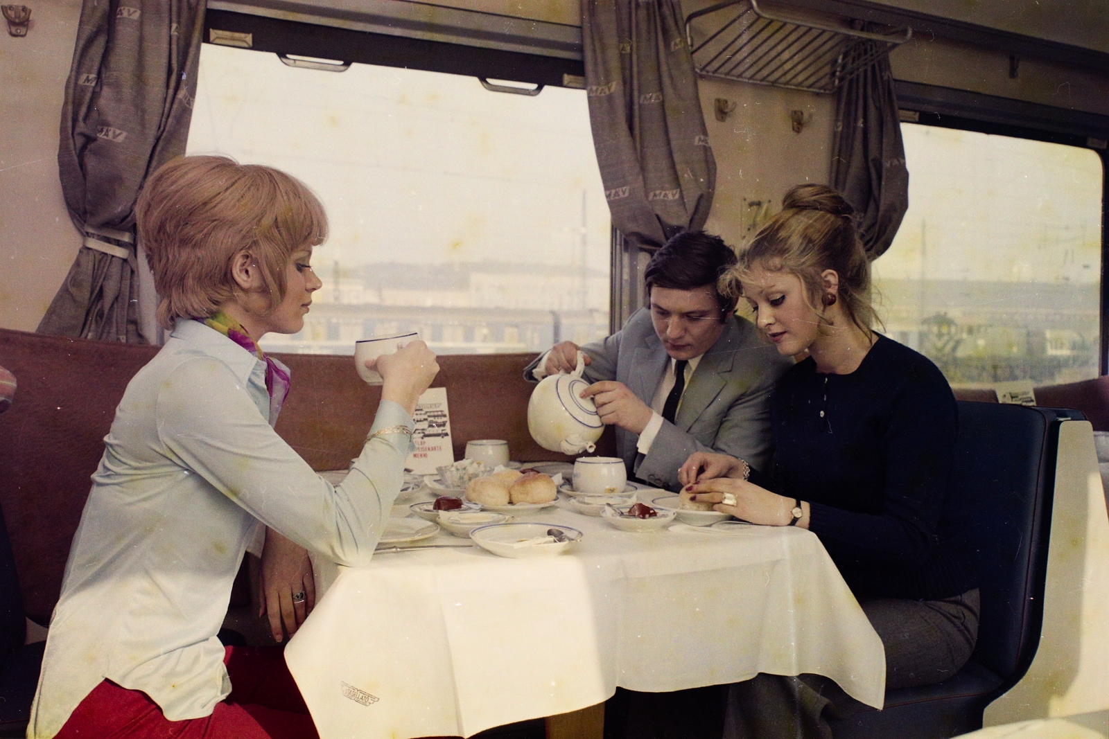 Hungary, Budapest VIII., Keleti pályaudvar, Utasellátó étkezőkocsi., 1971, Bauer Sándor, colorful, dining car, Budapest, Fortepan #109755