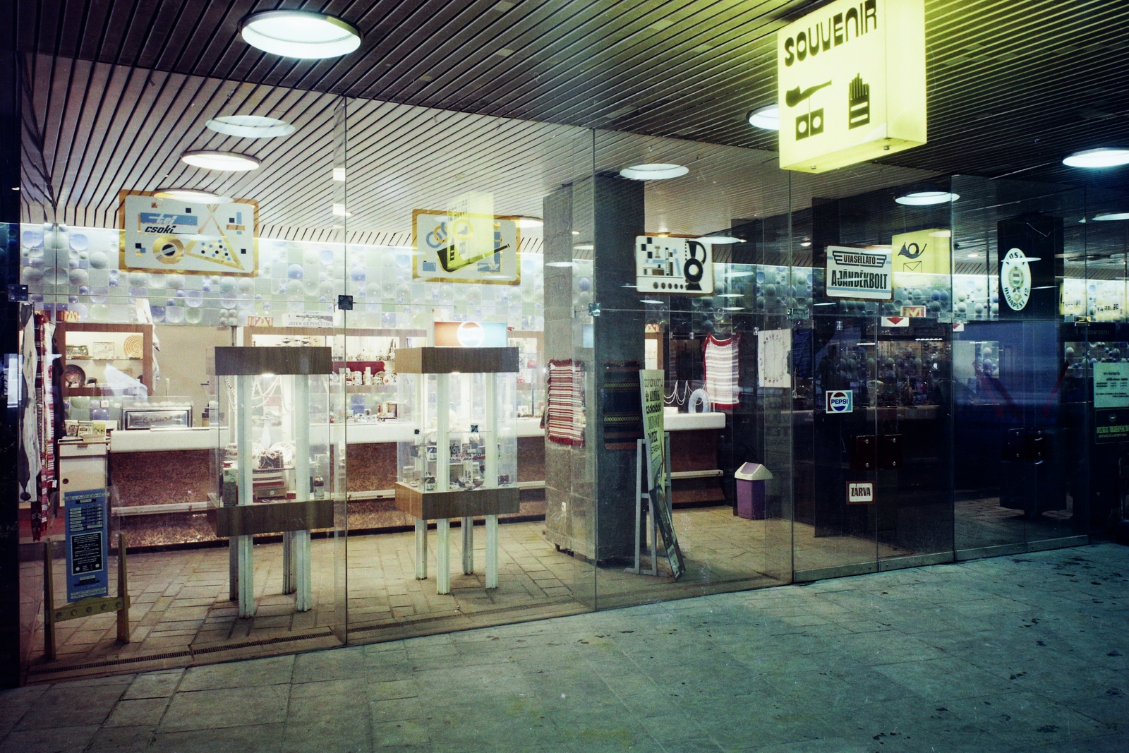 Magyarország, Budapest I., Déli pályaudvar, ajándékbolt és posta a Metró kijáratával szemben., 1976, Bauer Sándor, szuvenír, Budapest, ajándékbolt, Fortepan #109759