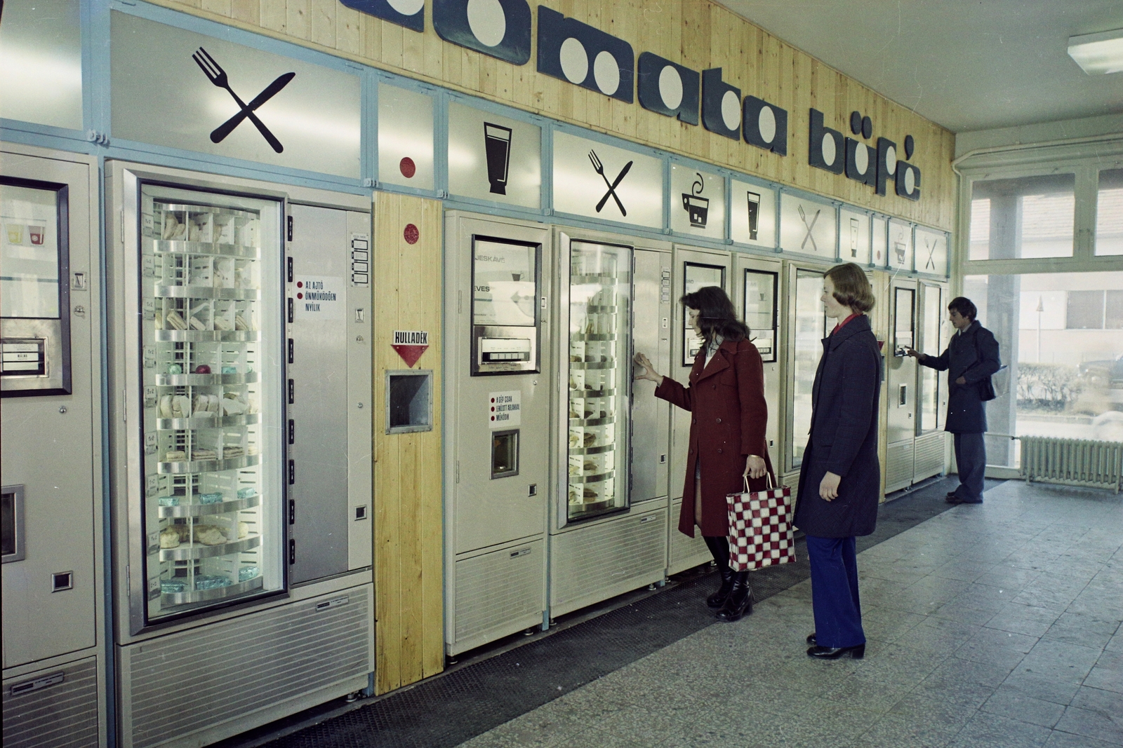 Magyarország, Gyöngyös, Koháry út (Április 4. körút), autóbusz-pályaudvar., 1975, Bauer Sándor, színes, automata, utasellátó, ételautomata, Fortepan #109784