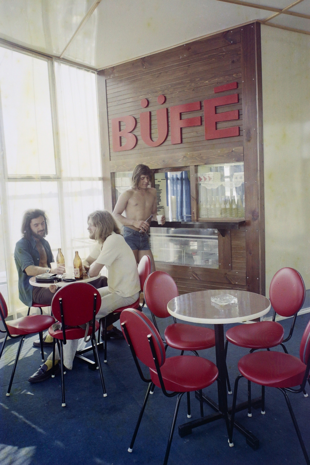 Hungary,Lake Balaton, Keszthely, kikötő, MAHART Utasellátó büfé., 1977, Bauer Sándor, colorful, men, buffet, table, chair, counter, half-naked, Fortepan #109788