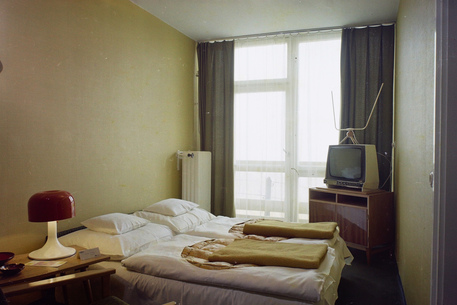 Hungary, Budapest XII., Eötvös út 40., a Hotel Olimpia egyik szobája., 1974, Bauer Sándor, colorful, light, hotel, TV, bedsheet, Budapest, Sándor Borz Kováts-design, table lamps, Fortepan #109792