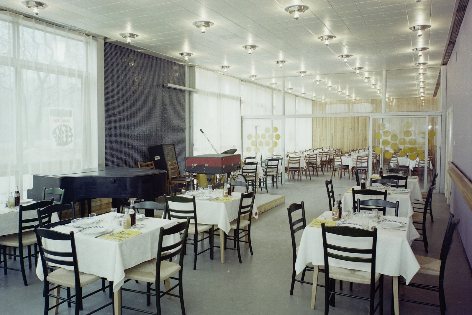 Hungary, Mór, Szent István tér, Fekete Gyémánt étterem., 1975, Bauer Sándor, colorful, restaurant, piano, place, table, chair, tablecloth, Fortepan #109801