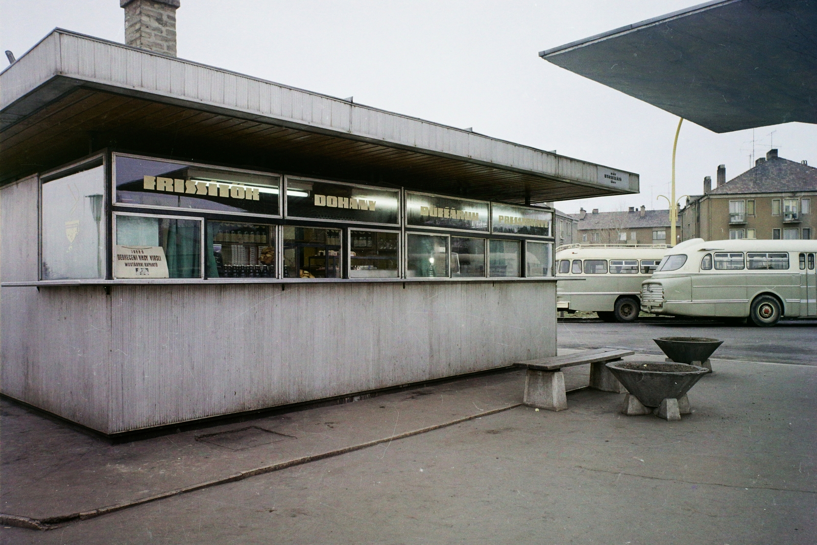 Magyarország, Szekszárd, Pollack Mihály utca, autóbusz-pályaudvar, büfé., 1971, Bauer Sándor, színes, Ikarus 55, Ikarus 31/311, Fortepan #109822